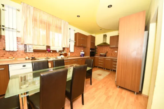 Vila spatioasa, constructie solida, zona micro 17 – Galati