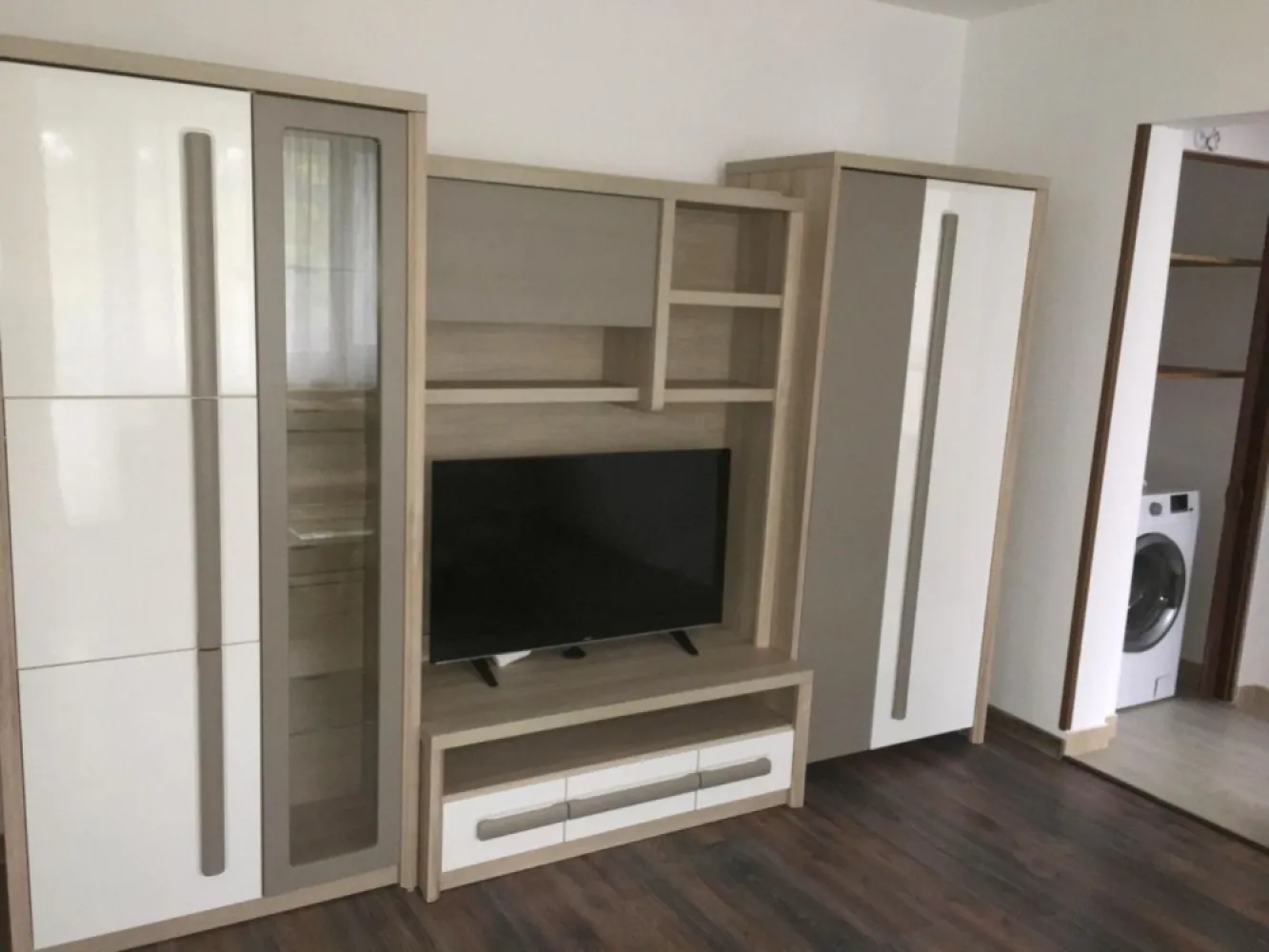 Apartament 2 camere de inchiriat - Tiglina 1, mobilat si utilat - Va oferim spre inchiriere un apartament cu 2 camere, situat in zona centrala a orasului, in cartierul Tiglina 1, la etajul 1 al unui bloc bine intretinut. Locuinta este semidecomandata, complet mobilata si utilata, ideala pentru un cuplu sau o persoana singura care isi doreste confort si acces rapid la punctele de interes din oras. Caracteristici principale: Suprafata utila generoasa Etaj 1 dintr-un bloc cu regim de inaltime redus Centrala termica proprie Aer conditionat Mobilier modern si electrocasnice incluse (aragaz, frigider, masina de spalat etc.) Apartamentul este foarte bine intretinut si disponibil imediat pentru mutare. Pret inchiriere: 1850 lei/luna Garantie: 1850 lei Se percepe comision agentie 70% din prim luna de chirie Pentru mai multe detalii si programarea unei vizionari, va stam la dispozitie la telefon 0746.252.252 - Liliana Ene, consilier imobiliar Mag Invest }}
