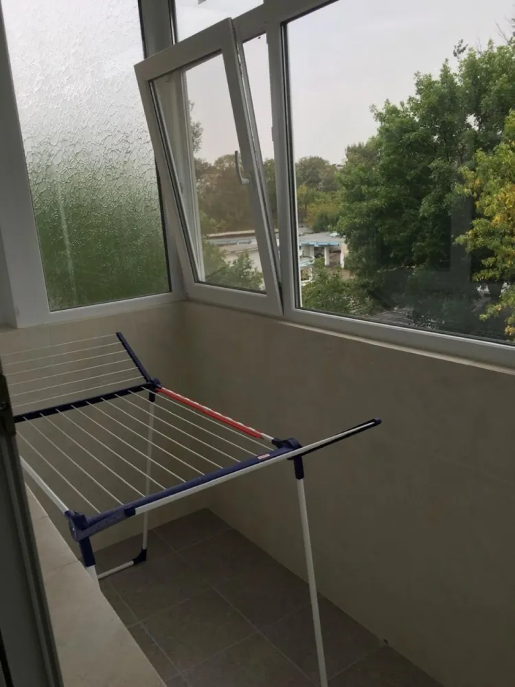 Apartament 2 camere de inchiriat - Tiglina 1, mobilat si utilat - Va oferim spre inchiriere un apartament cu 2 camere, situat in zona centrala a orasului, in cartierul Tiglina 1, la etajul 1 al unui bloc bine intretinut. Locuinta este semidecomandata, complet mobilata si utilata, ideala pentru un cuplu sau o persoana singura care isi doreste confort si acces rapid la punctele de interes din oras. Caracteristici principale: Suprafata utila generoasa Etaj 1 dintr-un bloc cu regim de inaltime redus Centrala termica proprie Aer conditionat Mobilier modern si electrocasnice incluse (aragaz, frigider, masina de spalat etc.) Apartamentul este foarte bine intretinut si disponibil imediat pentru mutare. Pret inchiriere: 1850 lei/luna Garantie: 1850 lei Se percepe comision agentie 70% din prim luna de chirie Pentru mai multe detalii si programarea unei vizionari, va stam la dispozitie la telefon 0746.252.252 - Liliana Ene, consilier imobiliar Mag Invest }}