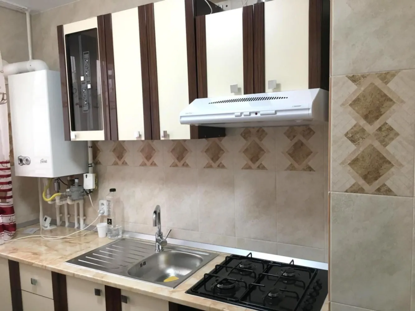 Apartament 2 camere de inchiriat - Tiglina 1, mobilat si utilat - Va oferim spre inchiriere un apartament cu 2 camere, situat in zona centrala a orasului, in cartierul Tiglina 1, la etajul 1 al unui bloc bine intretinut. Locuinta este semidecomandata, complet mobilata si utilata, ideala pentru un cuplu sau o persoana singura care isi doreste confort si acces rapid la punctele de interes din oras. Caracteristici principale: Suprafata utila generoasa Etaj 1 dintr-un bloc cu regim de inaltime redus Centrala termica proprie Aer conditionat Mobilier modern si electrocasnice incluse (aragaz, frigider, masina de spalat etc.) Apartamentul este foarte bine intretinut si disponibil imediat pentru mutare. Pret inchiriere: 1850 lei/luna Garantie: 1850 lei Se percepe comision agentie 70% din prim luna de chirie Pentru mai multe detalii si programarea unei vizionari, va stam la dispozitie la telefon 0746.252.252 - Liliana Ene, consilier imobiliar Mag Invest }}