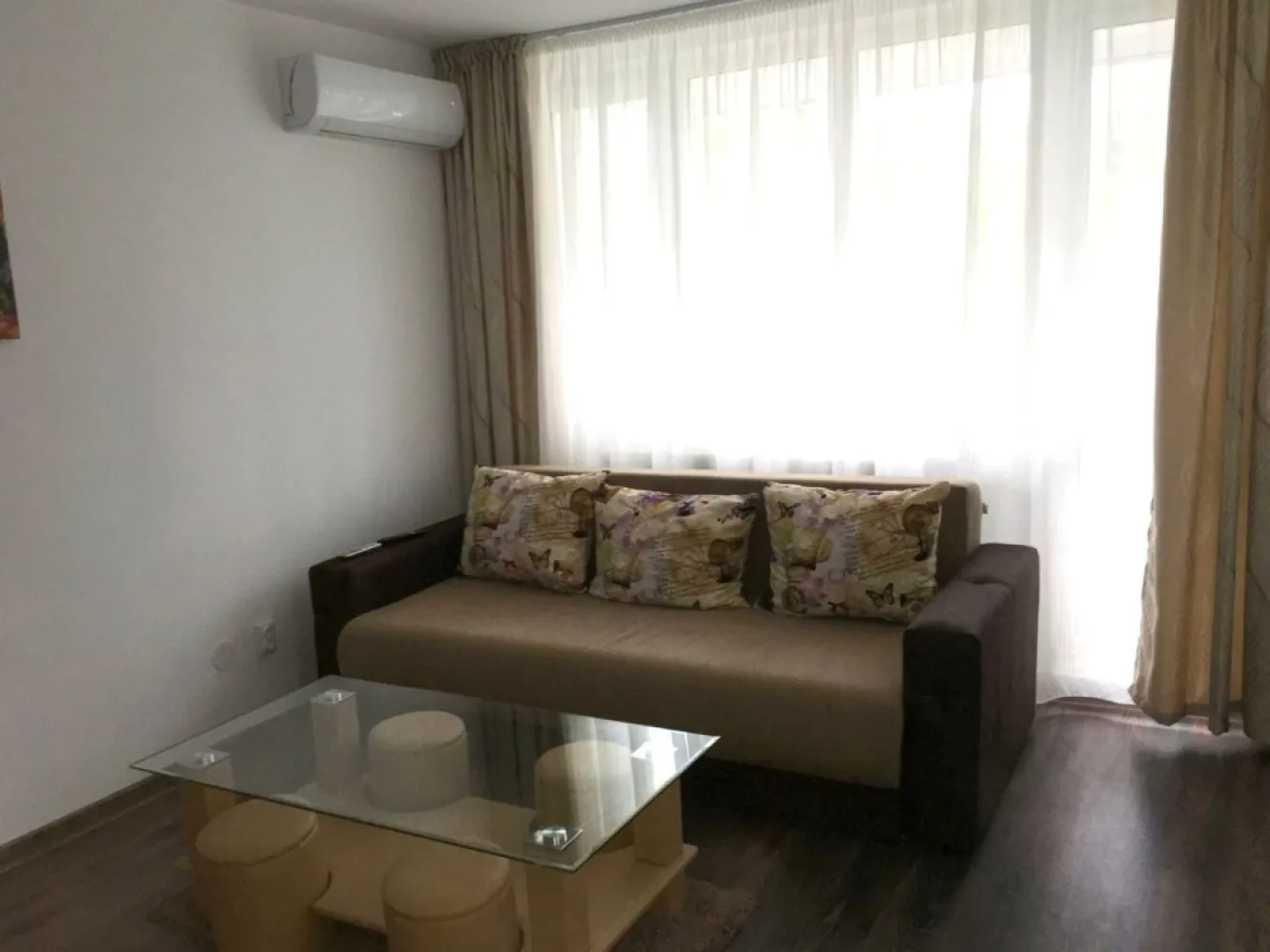 Apartament 2 camere de inchiriat - Tiglina 1, mobilat si utilat - Va oferim spre inchiriere un apartament cu 2 camere, situat in zona centrala a orasului, in cartierul Tiglina 1, la etajul 1 al unui bloc bine intretinut. Locuinta este semidecomandata, complet mobilata si utilata, ideala pentru un cuplu sau o persoana singura care isi doreste confort si acces rapid la punctele de interes din oras. Caracteristici principale: Suprafata utila generoasa Etaj 1 dintr-un bloc cu regim de inaltime redus Centrala termica proprie Aer conditionat Mobilier modern si electrocasnice incluse (aragaz, frigider, masina de spalat etc.) Apartamentul este foarte bine intretinut si disponibil imediat pentru mutare. Pret inchiriere: 1850 lei/luna Garantie: 1850 lei Se percepe comision agentie 70% din prim luna de chirie Pentru mai multe detalii si programarea unei vizionari, va stam la dispozitie la telefon 0746.252.252 - Liliana Ene, consilier imobiliar Mag Invest }}