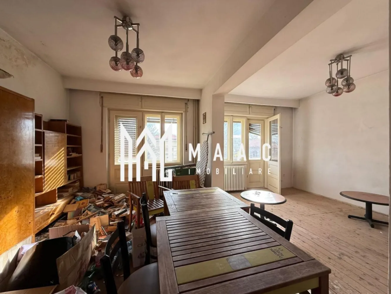 Spatiu de birouri | 150MP | P & Etaj 1 | Curte | Central - MAAC Imobiliare propune atentiei dumneavoastra un spatiu de birouri, desfasurat pe 2 niveluri, amplasat in zona Centrala (la 10 minute de mers pe jos de centrul istoric - reper Strada Constantin Noica). Spatiul se poate renova de catre proprietar sau de catre chirias, dupa bunul plac si se rediscuta cuantumul chiriei. Apartamentul este configurat astfel - doua camere, bucatarie, baie cu geam, hol, camara, balcon, logie, la parter si o camera, baie cu geam, hol si balcon, la etajul 1. Orientarea este SUD-VEST, ceea ce ofera spatiului un plus de confort si luminozitate. Suprafata totala a terenului este de 170mp. Curtea este comuna cu inca un locatar. Aferent - garaj, pivnita si pod. Structura imobilului este solida si amplasamentul acestuia este avantajos, aflandu-se intr-o zona linistita de case. Incalzirea se face cu centrala proprie si calorifere. Contorizarea este separata. Se percepe garantie in cuantumul unei chirii lunare. Disponibilitate imediata. Pentru mai multe detalii specificati telefonic: CP2849524 }}