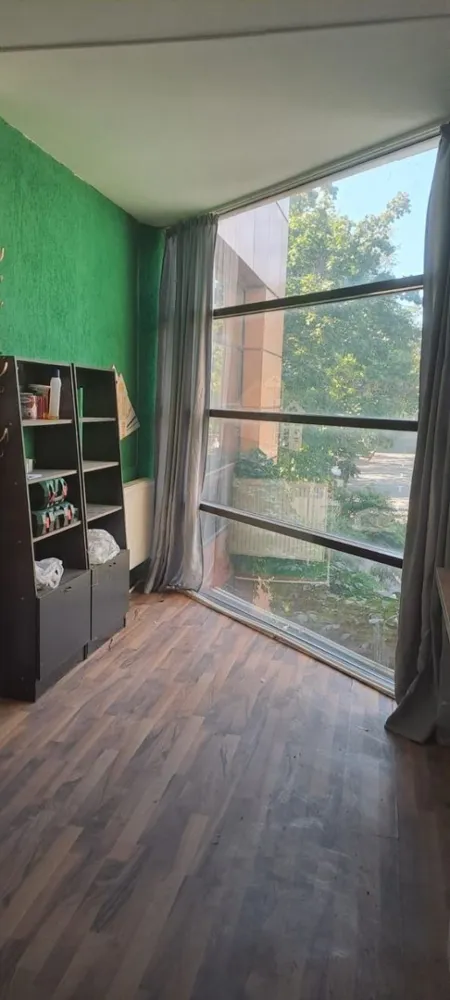 De inchiriat – Spatii de birouri in Micro 16, Galati - Agentia MAG Invest va propune spre inchiriere 3 spatii de birouri situate intr-o cladire moderna destinata activitatilor de birou, amplasata in zona Micro 16, in apropierea Scolii Nr. 11. Disponibilitati: 2 birouri a cate 21 mp – chirie: 1.400 lei/luna fiecare 1 birou de 17 mp – chirie: 1.200 lei/luna Spatiile sunt luminoase, bine compartimentate si potrivite pentru activitati de birou, consultanta, servicii sau alte domenii similare. Cladirea ofera acces facil la mijloace de transport in comun si este situata intr-o zona usor accesibila, cu vizibilitate buna. Costuri aditionale: se percepe comision agentie. Pentru informatii suplimentare si programari pentru vizionare: Ene Marian – 0740 949 871 Agentia MAG Invest }}