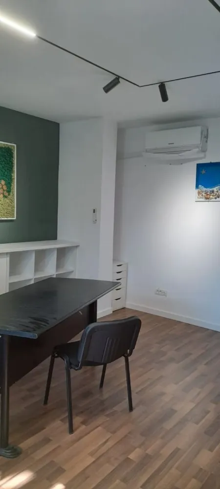 De inchiriat – Spatii de birouri in Micro 16, Galati - Agentia MAG Invest va propune spre inchiriere 3 spatii de birouri situate intr-o cladire moderna destinata activitatilor de birou, amplasata in zona Micro 16, in apropierea Scolii Nr. 11. Disponibilitati: 2 birouri a cate 21 mp – chirie: 1.400 lei/luna fiecare 1 birou de 17 mp – chirie: 1.200 lei/luna Spatiile sunt luminoase, bine compartimentate si potrivite pentru activitati de birou, consultanta, servicii sau alte domenii similare. Cladirea ofera acces facil la mijloace de transport in comun si este situata intr-o zona usor accesibila, cu vizibilitate buna. Costuri aditionale: se percepe comision agentie. Pentru informatii suplimentare si programari pentru vizionare: Ene Marian – 0740 949 871 Agentia MAG Invest }}