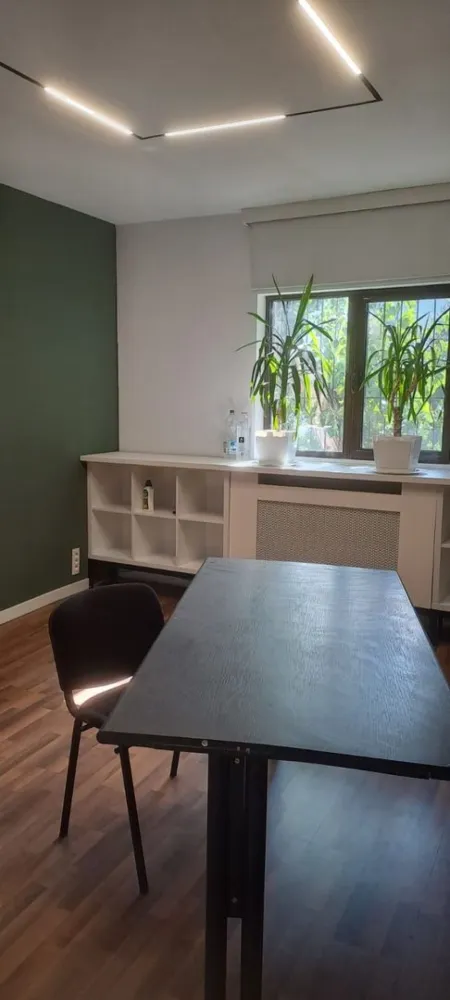 De inchiriat – Spatii de birouri in Micro 16, Galati - Agentia MAG Invest va propune spre inchiriere 3 spatii de birouri situate intr-o cladire moderna destinata activitatilor de birou, amplasata in zona Micro 16, in apropierea Scolii Nr. 11. Disponibilitati: 2 birouri a cate 21 mp – chirie: 1.400 lei/luna fiecare 1 birou de 17 mp – chirie: 1.200 lei/luna Spatiile sunt luminoase, bine compartimentate si potrivite pentru activitati de birou, consultanta, servicii sau alte domenii similare. Cladirea ofera acces facil la mijloace de transport in comun si este situata intr-o zona usor accesibila, cu vizibilitate buna. Costuri aditionale: se percepe comision agentie. Pentru informatii suplimentare si programari pentru vizionare: Ene Marian – 0740 949 871 Agentia MAG Invest }}