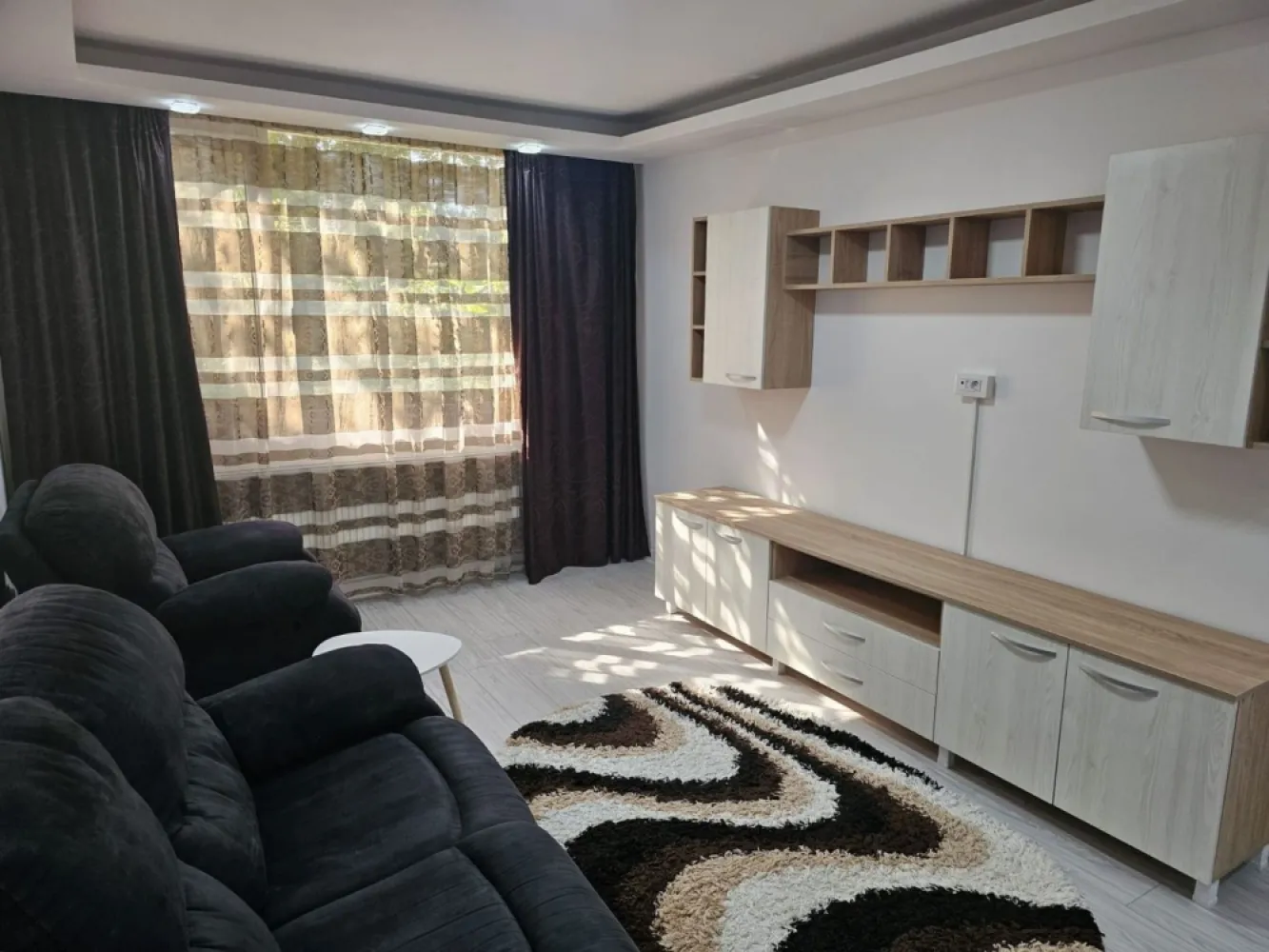 Apartament 3 camere de inchiriat - Tiglina 2, parter, 60 mp - Agentia Mag Invest va propune spre inchiriere un apartament cu 3 camere situat in zona Tiglina 2, parter /4, cu o suprafata de 60 mp. Imobilul este complet mobilat si utilat, beneficiaza de centrala termica, aer conditionat si balcon inchis la bucatarie. - 3 camere - Balcon la bucatarie - Centrala termica - Aer conditionat - Complet mobilat si utilat Zona linistita, cu acces facil la mijloace de transport, magazine si scoli. Chirie: 550 euro, negociabil. Garantie: 550 euro Se percepe comision agentie Nu se accepta animale de companie, studenti sau cetateni ucraineni. Contact: Ene Liliana - 0746 252 252 Agentie: Mag Invest }}