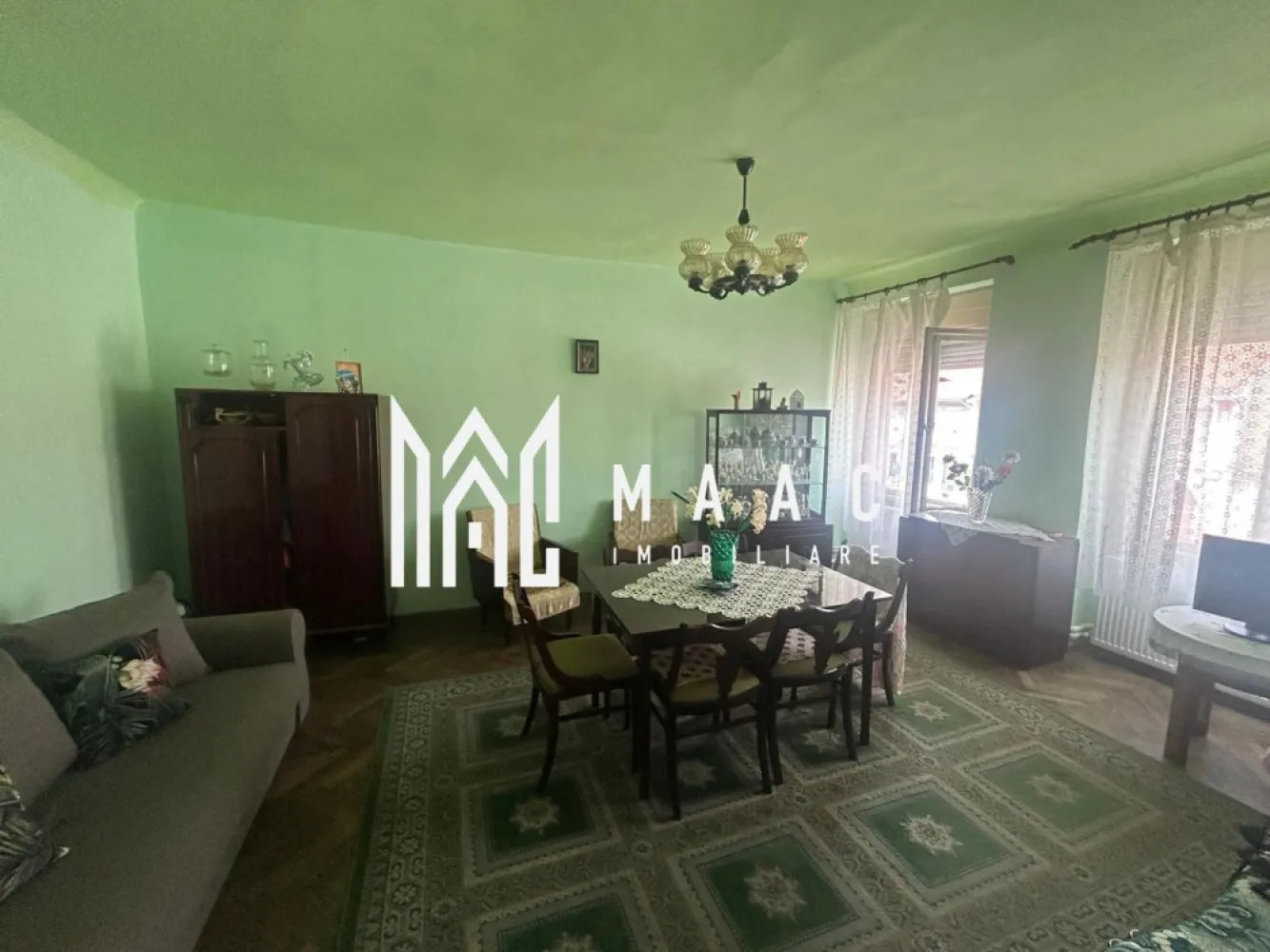 Apartament de vânzare 4 camere | Ultracentral Cisnădie | 97 mp - Apartament de vânzare cu 4 camere în zona Ultracentrală din Cisnădie, situat la etajul 1 al unui imobil P+1, cu 97 mp utili, grădină proprie și spații auxiliare înscrise.

Detalii proprietate:
• Apartament la casă cu 4 camere
• Suprafață utilă: 97 mp
• Etaj 1 din 1, într-un imobil construit în 1938
• Curte comună foarte bine îngrijită, cu doar 6 vecini
• Două pivnițe înscrise în Cartea Funciară, cu suprafață totală de aproximativ 30 mp
• Anexă pentru depozitare
• Grădină proprie de aproximativ 100 mp

Zonă și acces:
Proprietatea este amplasată ultracentral în Cisnădie, în imediata apropiere de Piața Revoluției și Primărie. Poziția centrală, curtea îngrijită și spațiile auxiliare oferă un plus de utilitate pentru locuirea de zi cu zi.

Contactați echipa MAAC Imobiliare pentru detalii suplimentare și programarea unei vizionări. Cod anunț CP3176412.