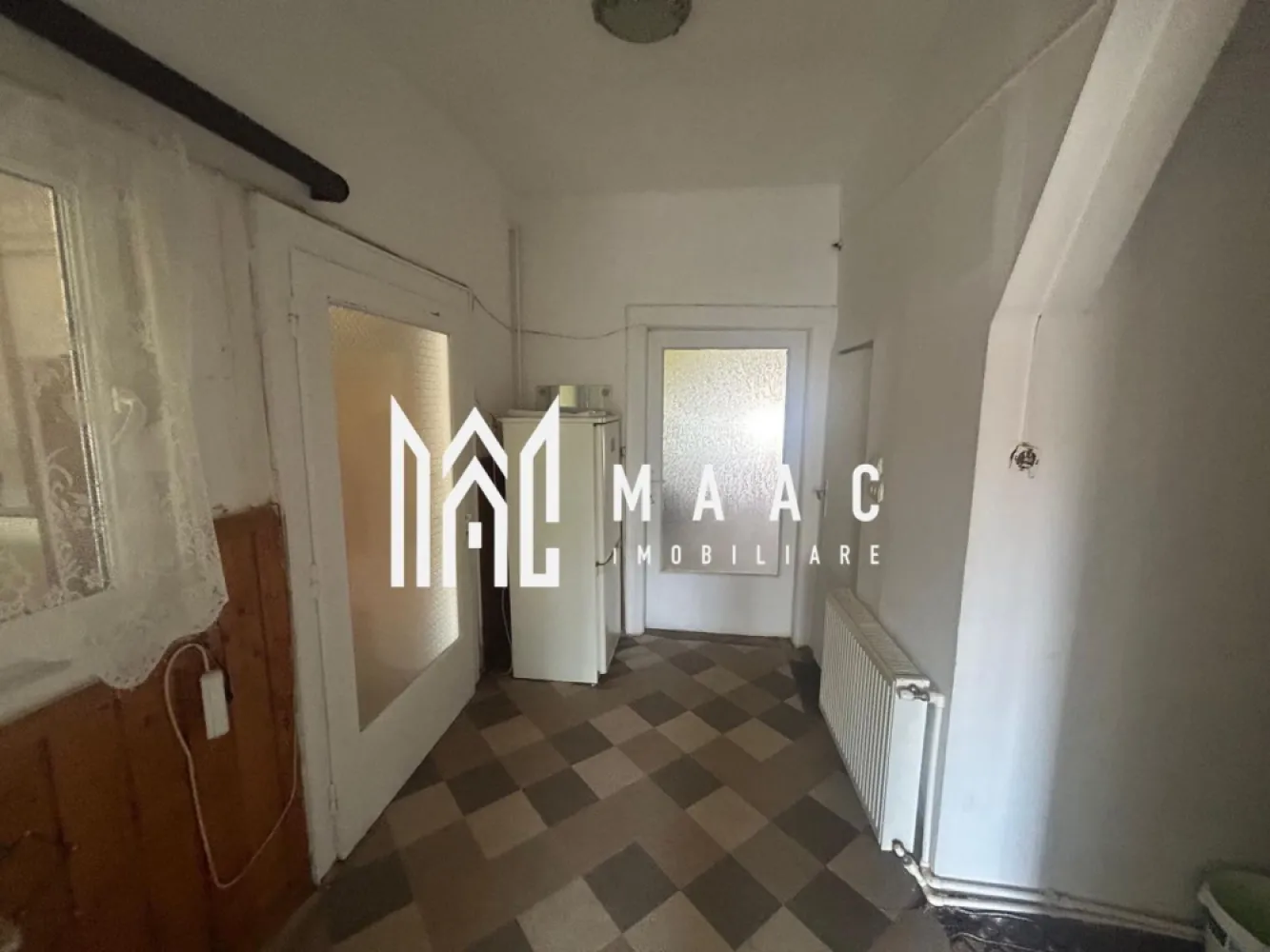 Apartament de vânzare 4 camere | Ultracentral Cisnădie | 97 mp - Apartament de vânzare cu 4 camere în zona Ultracentrală din Cisnădie, situat la etajul 1 al unui imobil P+1, cu 97 mp utili, grădină proprie și spații auxiliare înscrise.

Detalii proprietate:
• Apartament la casă cu 4 camere
• Suprafață utilă: 97 mp
• Etaj 1 din 1, într-un imobil construit în 1938
• Curte comună foarte bine îngrijită, cu doar 6 vecini
• Două pivnițe înscrise în Cartea Funciară, cu suprafață totală de aproximativ 30 mp
• Anexă pentru depozitare
• Grădină proprie de aproximativ 100 mp

Zonă și acces:
Proprietatea este amplasată ultracentral în Cisnădie, în imediata apropiere de Piața Revoluției și Primărie. Poziția centrală, curtea îngrijită și spațiile auxiliare oferă un plus de utilitate pentru locuirea de zi cu zi.

Contactați echipa MAAC Imobiliare pentru detalii suplimentare și programarea unei vizionări. Cod anunț CP3176412.