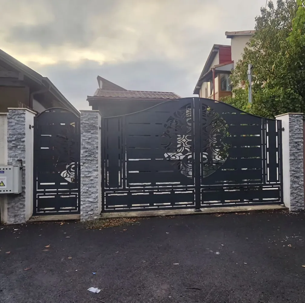 EXCLUSIVITATE - CASA MODERNA - 4 DORMITOARE - Mazepa 2 - MAG Invest va ofera in exclusivitate spre vanzare o proprietate deosebita, realizata cu materiale premium si dotari moderne, ideala pentru familii care cauta confort, siguranta si un spatiu gata de locuit, fara investitii majore. Situata intr-o zona linistita, casa este construita pe un regim de inaltime demisol + parter, avand o compartimentare eficienta si spatii largi, perfect adaptate stilului de viata actual. DETALII TEHNICE SI CONFIGURATIE: 4 dormitoare spatioase, cu finisaje de calitate 2 bai complet echipate, dotate cu obiecte sanitare marca Grohe Bucatarie open space cu livingul – spatiu aerisit si modern, ideal pentru socializare si relaxare 2 terase acoperite, perfecte pentru momente de relaxare in aer liber Pod generos pentru depozitare, usor accesibil Parcare in curte pentru un autoturism + loc suplimentar la poarta DETALII CONSTRUCTIVE SI DOTARI: Constructie din caramida Porotherm – eficienta termica si fonica superioara Acoperis cu tigla metalica Bilka Grande Mat – durabilitate si aspect modern Tamplarie Salamander cu geam termopan – izolatie performanta Centrala termica Viessmann – sistem de incalzire eficient si economic Finisaje interioare si instalatii moderne, realizate cu atentie la detalii AVANTAJE SUPLIMENTARE: Se vinde utilata si partial mobilata, oferind libertatea personalizarii Nu necesita investitii suplimentare Zona linistita, cu acces facil catre scoli, magazine si mijloace de transport Disponibila imediat pentru mutare Se accepta schimb cu apartament cu 3 sau 4 camere, cu plata diferentei, in functie de oferta. Pret: 210.000 euro, negociabil comision agentie Contact: Ene Marian – 0740 949 871 MAG Invest – Oferta disponibila exclusiv prin agentie O casa moderna si bine construita, cu dotari de calitate si spatii optimizate – ideala pentru un stil de viata echilibrat si confortabil. Programeaza o vizionare si convinge-te de calitatea si valoarea acestei proprietati! }}