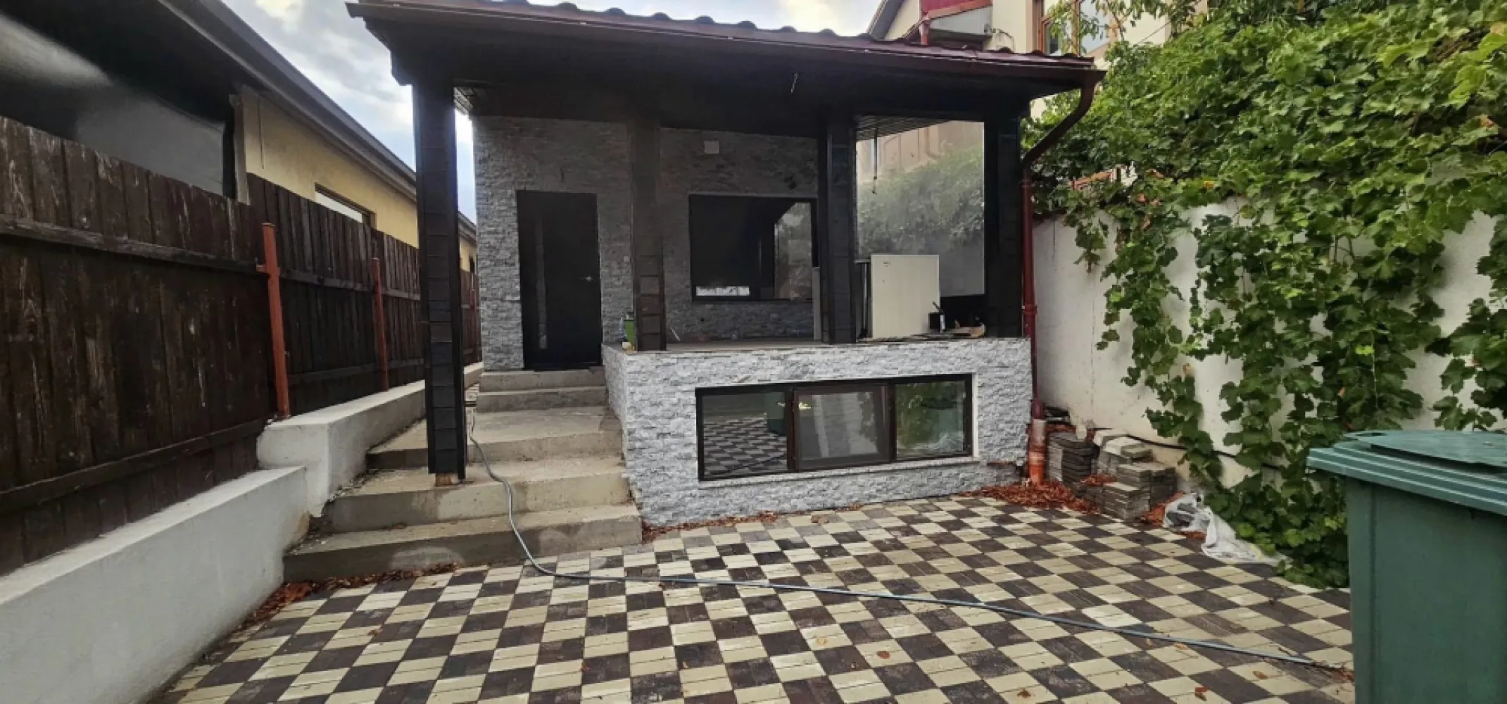 EXCLUSIVITATE - CASA MODERNA - 4 DORMITOARE - Mazepa 2 - MAG Invest va ofera in exclusivitate spre vanzare o proprietate deosebita, realizata cu materiale premium si dotari moderne, ideala pentru familii care cauta confort, siguranta si un spatiu gata de locuit, fara investitii majore. Situata intr-o zona linistita, casa este construita pe un regim de inaltime demisol + parter, avand o compartimentare eficienta si spatii largi, perfect adaptate stilului de viata actual. DETALII TEHNICE SI CONFIGURATIE: 4 dormitoare spatioase, cu finisaje de calitate 2 bai complet echipate, dotate cu obiecte sanitare marca Grohe Bucatarie open space cu livingul – spatiu aerisit si modern, ideal pentru socializare si relaxare 2 terase acoperite, perfecte pentru momente de relaxare in aer liber Pod generos pentru depozitare, usor accesibil Parcare in curte pentru un autoturism + loc suplimentar la poarta DETALII CONSTRUCTIVE SI DOTARI: Constructie din caramida Porotherm – eficienta termica si fonica superioara Acoperis cu tigla metalica Bilka Grande Mat – durabilitate si aspect modern Tamplarie Salamander cu geam termopan – izolatie performanta Centrala termica Viessmann – sistem de incalzire eficient si economic Finisaje interioare si instalatii moderne, realizate cu atentie la detalii AVANTAJE SUPLIMENTARE: Se vinde utilata si partial mobilata, oferind libertatea personalizarii Nu necesita investitii suplimentare Zona linistita, cu acces facil catre scoli, magazine si mijloace de transport Disponibila imediat pentru mutare Se accepta schimb cu apartament cu 3 sau 4 camere, cu plata diferentei, in functie de oferta. Pret: 210.000 euro, negociabil comision agentie Contact: Ene Marian – 0740 949 871 MAG Invest – Oferta disponibila exclusiv prin agentie O casa moderna si bine construita, cu dotari de calitate si spatii optimizate – ideala pentru un stil de viata echilibrat si confortabil. Programeaza o vizionare si convinge-te de calitatea si valoarea acestei proprietati! }}