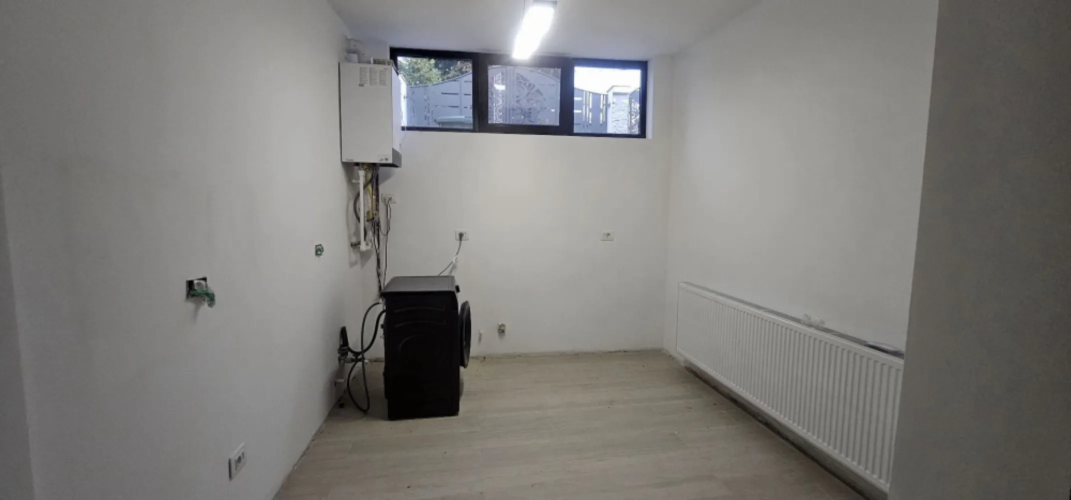 EXCLUSIVITATE - CASA MODERNA - 4 DORMITOARE - Mazepa 2 - MAG Invest va ofera in exclusivitate spre vanzare o proprietate deosebita, realizata cu materiale premium si dotari moderne, ideala pentru familii care cauta confort, siguranta si un spatiu gata de locuit, fara investitii majore. Situata intr-o zona linistita, casa este construita pe un regim de inaltime demisol + parter, avand o compartimentare eficienta si spatii largi, perfect adaptate stilului de viata actual. DETALII TEHNICE SI CONFIGURATIE: 4 dormitoare spatioase, cu finisaje de calitate 2 bai complet echipate, dotate cu obiecte sanitare marca Grohe Bucatarie open space cu livingul – spatiu aerisit si modern, ideal pentru socializare si relaxare 2 terase acoperite, perfecte pentru momente de relaxare in aer liber Pod generos pentru depozitare, usor accesibil Parcare in curte pentru un autoturism + loc suplimentar la poarta DETALII CONSTRUCTIVE SI DOTARI: Constructie din caramida Porotherm – eficienta termica si fonica superioara Acoperis cu tigla metalica Bilka Grande Mat – durabilitate si aspect modern Tamplarie Salamander cu geam termopan – izolatie performanta Centrala termica Viessmann – sistem de incalzire eficient si economic Finisaje interioare si instalatii moderne, realizate cu atentie la detalii AVANTAJE SUPLIMENTARE: Se vinde utilata si partial mobilata, oferind libertatea personalizarii Nu necesita investitii suplimentare Zona linistita, cu acces facil catre scoli, magazine si mijloace de transport Disponibila imediat pentru mutare Se accepta schimb cu apartament cu 3 sau 4 camere, cu plata diferentei, in functie de oferta. Pret: 210.000 euro, negociabil comision agentie Contact: Ene Marian – 0740 949 871 MAG Invest – Oferta disponibila exclusiv prin agentie O casa moderna si bine construita, cu dotari de calitate si spatii optimizate – ideala pentru un stil de viata echilibrat si confortabil. Programeaza o vizionare si convinge-te de calitatea si valoarea acestei proprietati! }}