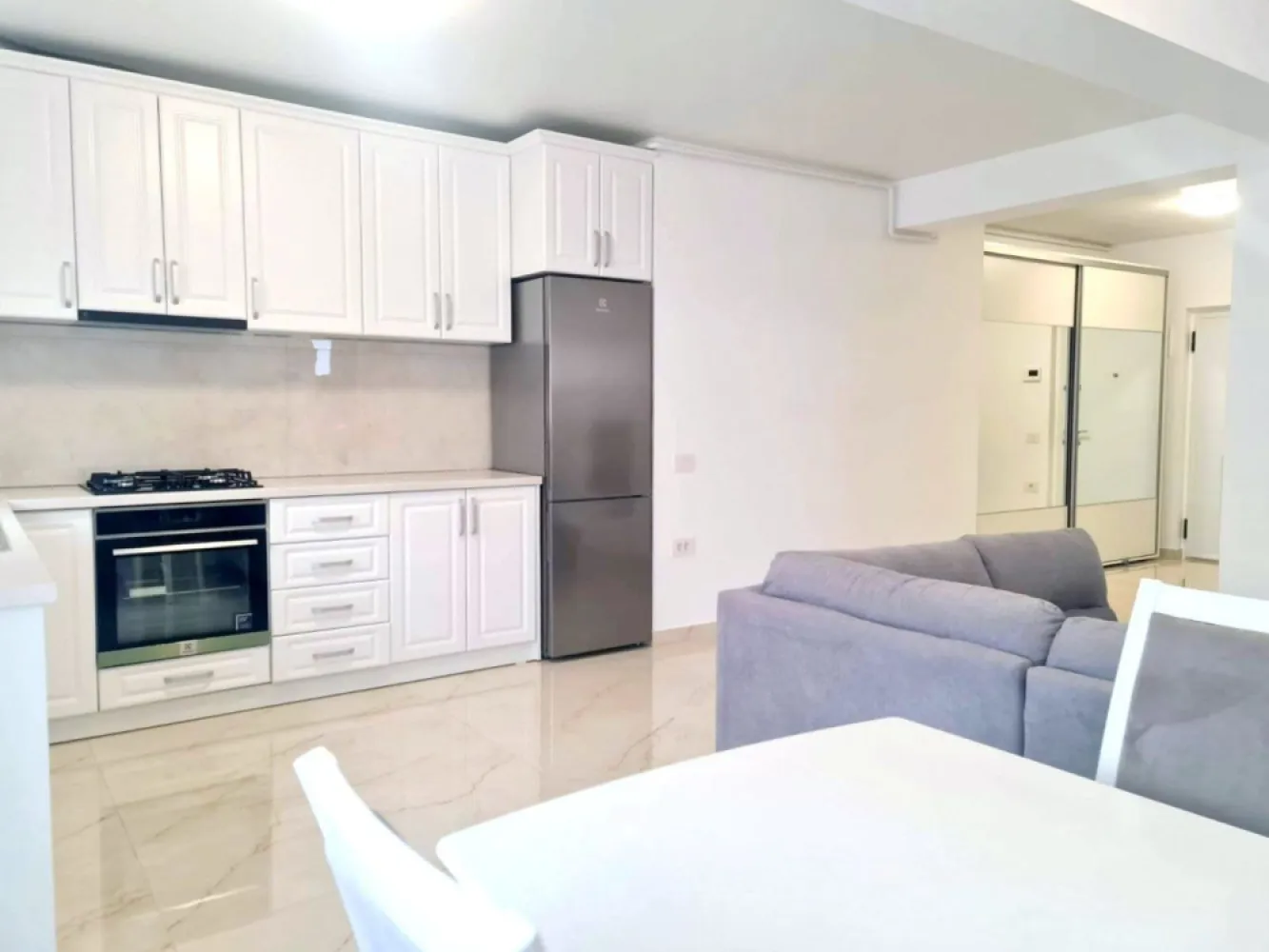 Apartament 2 camere de inchiriat – Complex rezidential Micro 17 - Va oferim spre inchiriere un apartament modern cu 2 camere, situat la etajul 5/5 intr-un complex rezidential nou din Micro 17. Blocul este dotat cu lift, curte interioara si acces securizat cu video interfon. Apartament spatios si luminos Aer conditionat Incalzire in pardoseala Complex rezidential cu acces controlat Loc de parcare inclus Chirie: 640 €/luna, Garantie: 640 € Se percepe comisionul agentiei - 70% din prima luna de chirie Pentru detalii si vizionari: Ene Liliana - 0746.252.525 Mag Invest }}
