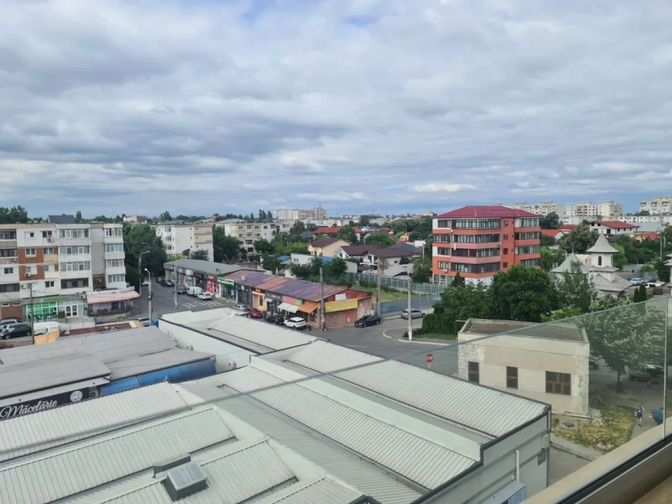 Apartament 2 camere de inchiriat – Complex rezidential Micro 17 - Va oferim spre inchiriere un apartament modern cu 2 camere, situat la etajul 5/5 intr-un complex rezidential nou din Micro 17. Blocul este dotat cu lift, curte interioara si acces securizat cu video interfon. Apartament spatios si luminos Aer conditionat Incalzire in pardoseala Complex rezidential cu acces controlat Loc de parcare inclus Chirie: 640 €/luna, Garantie: 640 € Se percepe comisionul agentiei - 70% din prima luna de chirie Pentru detalii si vizionari: Ene Liliana - 0746.252.525 Mag Invest }}