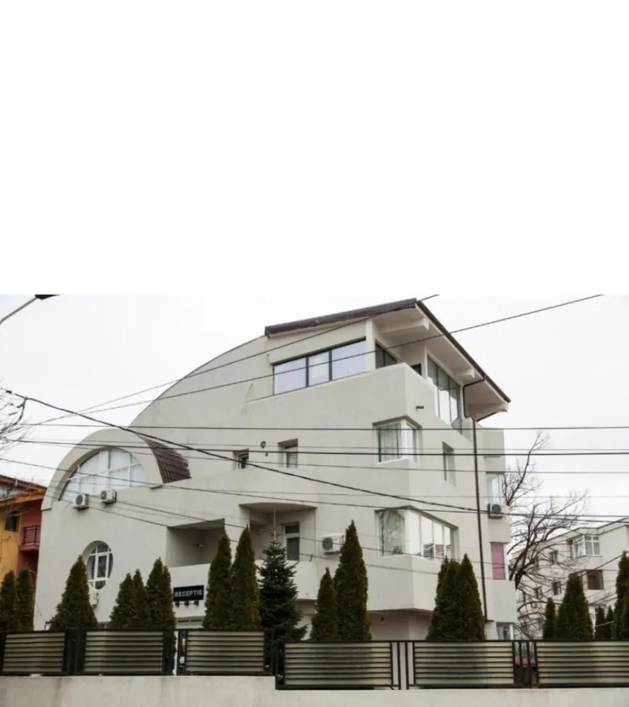 Vanzare - imobil cu posibilitati de investitie multiple - Mazepa 2 - Va prezentam o oportunitate rara de investitie in inima Galatiului, in cartierul Mazepa II – una dintre cele mai cautate zone din oras: centrala, linistita si foarte bine conectata. Detalii proprietate: Teren: 614,40 mp Amprenta la sol: 205 mp Suprafata desfasurata totala: 904,03 mp Regim de inaltime: Demisol + Parter + 2 Etaje + Penthouse Compartimentare: Fiecare nivel este impartit in 2 apartamente spatioase, complet mobilate si utilate cu bucatarii proprii. Demisol: 163,83 mp utili – include un apartament si spatii tehnice/depozitare Parter: 182,53 mp utili + terasa de 15,69 mp Etaj 1: 178 mp utili + terasa de 9,57 mp Etaj 2: 178,17 mp utili + terasa de 9,93 mp Etaj 3 (Penthouse): 170 mp utili + 2 terase Total: 8 apartamente complet functionale, cu posibilitate de recompartimentare dupa preferinte. Utilizare actuala: Imobilul functioneaza in prezent ca apart-hotel, fiecare apartament fiind complet mobilat si echipat pentru inchiriere sau locuire imediata. Ideal pentru: Activitatea de apart-hotel Locuinta multifamiliala Investitie imobiliara – randament excelent, cu potential de extindere pe lateral, in spate sau pe verticala Scoala privata / gradinita / centru pentru seniori Alte avantaje: Proiect pregatit pentru instalarea unui lift (neinstalat, pentru a pastra spatiul) Posibilitate de constructie a unui nivel suplimentar Curte amenajata cu brazi, trandafiri si zone pavate Exista posibilitatea de vanzare partiala – pe apartamente Pret: 1.050.000 euro Se accepta variante imobiliare in Galati si Bucuresti,variante auto si posibilitatea de vanzare cu rest de plata. Pentru mai multe detalii sau programarea unei vizionari, va rugam sa ne contactati. Contact - 0740.949.871 Proprietate cu potential mare, ideala pentru investitori sau dezvoltatori! }}