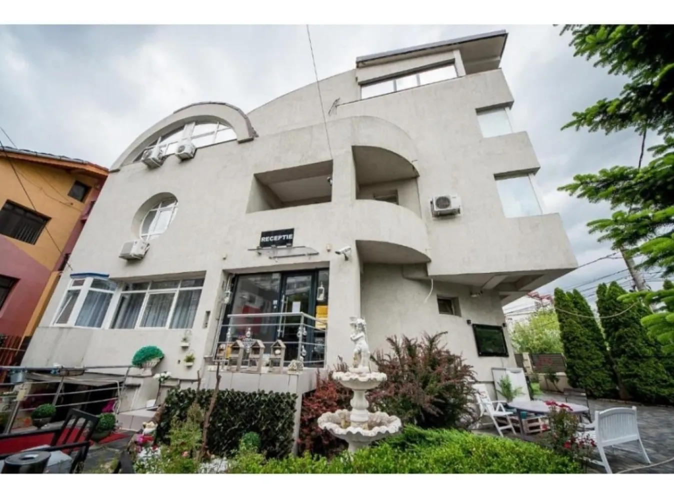 Vanzare - imobil cu posibilitati de investitie multiple - Mazepa 2 - Va prezentam o oportunitate rara de investitie in inima Galatiului, in cartierul Mazepa II – una dintre cele mai cautate zone din oras: centrala, linistita si foarte bine conectata. Detalii proprietate: Teren: 614,40 mp Amprenta la sol: 205 mp Suprafata desfasurata totala: 904,03 mp Regim de inaltime: Demisol + Parter + 2 Etaje + Penthouse Compartimentare: Fiecare nivel este impartit in 2 apartamente spatioase, complet mobilate si utilate cu bucatarii proprii. Demisol: 163,83 mp utili – include un apartament si spatii tehnice/depozitare Parter: 182,53 mp utili + terasa de 15,69 mp Etaj 1: 178 mp utili + terasa de 9,57 mp Etaj 2: 178,17 mp utili + terasa de 9,93 mp Etaj 3 (Penthouse): 170 mp utili + 2 terase Total: 8 apartamente complet functionale, cu posibilitate de recompartimentare dupa preferinte. Utilizare actuala: Imobilul functioneaza in prezent ca apart-hotel, fiecare apartament fiind complet mobilat si echipat pentru inchiriere sau locuire imediata. Ideal pentru: Activitatea de apart-hotel Locuinta multifamiliala Investitie imobiliara – randament excelent, cu potential de extindere pe lateral, in spate sau pe verticala Scoala privata / gradinita / centru pentru seniori Alte avantaje: Proiect pregatit pentru instalarea unui lift (neinstalat, pentru a pastra spatiul) Posibilitate de constructie a unui nivel suplimentar Curte amenajata cu brazi, trandafiri si zone pavate Exista posibilitatea de vanzare partiala – pe apartamente Pret: 1.050.000 euro Se accepta variante imobiliare in Galati si Bucuresti,variante auto si posibilitatea de vanzare cu rest de plata. Pentru mai multe detalii sau programarea unei vizionari, va rugam sa ne contactati. Contact - 0740.949.871 Proprietate cu potential mare, ideala pentru investitori sau dezvoltatori! }}