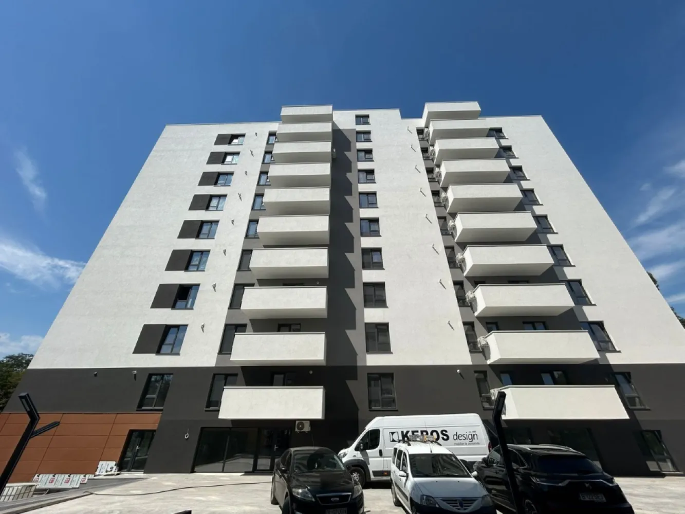 Apartament 2 camere - Flamingo Luxury 2 - Apartament modern, finalizat in august 2025, situat in complexul rezidential Flamingo Luxury 2, zona centrala a orasului. Detalii proprietate: • Suprafata utila: 56 mp • Suprafata construita: 70 mp • Compartimentare: 2 camere, bucatarie, baie, balcon generos 8 mp (semidecomandat) • Etaj: 4 din 8 • Pret: 123.000 EUR + comision • Chirie potentiala in zona: 700–800 EUR/luna Dotari si facilitati: • • 2 lifturi de ultima generatie • Centrala termica proprie • Incalzire in pardoseala • Aer conditionat • Parchet, finisaje de calitate superioara • Baie complet utilata • Interfon audio-video • Usi interioare si exterioare premium • Tavan extensibil alb • Geamuri tripan + acces din living spre balcon • Bloc iluminat exterior cu LED si parcare iluminata • Paza umana 24/7 Locatie excelenta - Zona 0 a orasului: • Carrefour la parterul blocului Flamingo 1 • In apropiere: Sectia 2 politie, Penny Market, Liceul 10, MaxFit, statie Peco, spalatorii auto, iesire rapida spre B-dul George Cosbuc • 2-5 minute cu masina: Tiglina 1, Faleza Dunarii, Stadion, Spitalul de Copii, City Mall Contact: Ene Eduard – 0786 840 840 Mag Invest }}