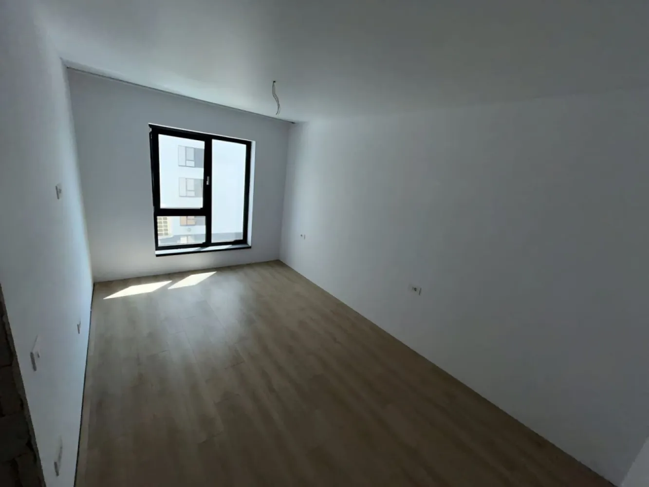 Apartament 2 camere - Flamingo Luxury 2 - Apartament modern, finalizat in august 2025, situat in complexul rezidential Flamingo Luxury 2, zona centrala a orasului. Detalii proprietate: • Suprafata utila: 56 mp • Suprafata construita: 70 mp • Compartimentare: 2 camere, bucatarie, baie, balcon generos 8 mp (semidecomandat) • Etaj: 4 din 8 • Pret: 123.000 EUR + comision • Chirie potentiala in zona: 700–800 EUR/luna Dotari si facilitati: • • 2 lifturi de ultima generatie • Centrala termica proprie • Incalzire in pardoseala • Aer conditionat • Parchet, finisaje de calitate superioara • Baie complet utilata • Interfon audio-video • Usi interioare si exterioare premium • Tavan extensibil alb • Geamuri tripan + acces din living spre balcon • Bloc iluminat exterior cu LED si parcare iluminata • Paza umana 24/7 Locatie excelenta - Zona 0 a orasului: • Carrefour la parterul blocului Flamingo 1 • In apropiere: Sectia 2 politie, Penny Market, Liceul 10, MaxFit, statie Peco, spalatorii auto, iesire rapida spre B-dul George Cosbuc • 2-5 minute cu masina: Tiglina 1, Faleza Dunarii, Stadion, Spitalul de Copii, City Mall Contact: Ene Eduard – 0786 840 840 Mag Invest }}