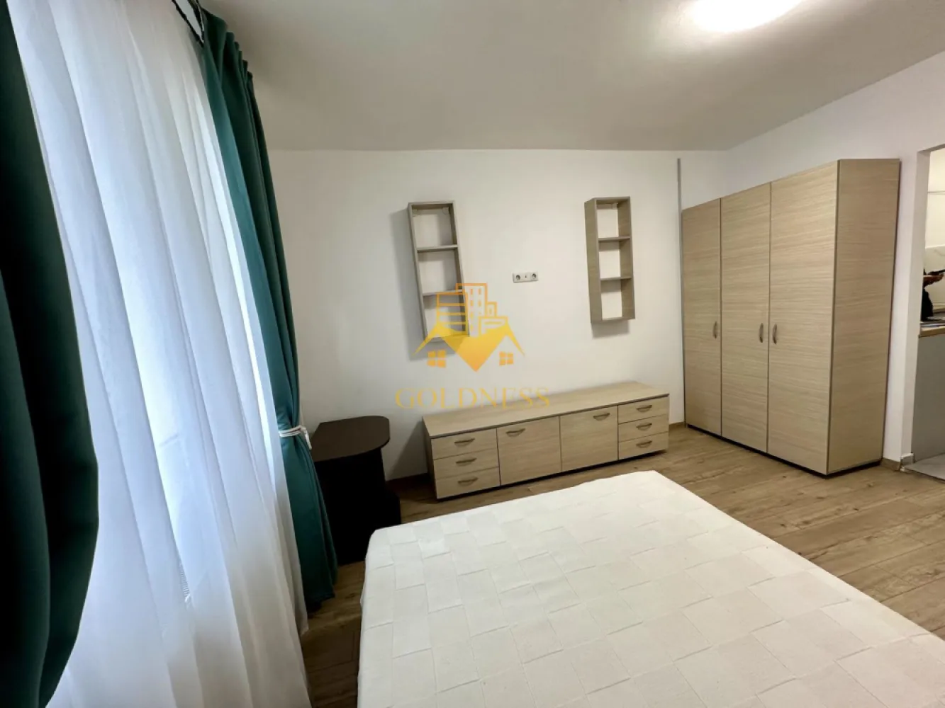 1 camera, Marasti, Expo Transilvania, Aurel Vlaicu, Iulius Mall - GOLDNESS Imobiliare vă propune spre închiriere un apartament cu 1 camere complet mobilat și utilat, la etajul2 într-un imobil de 4 etaje, în Cartierul Marasti.
Se află în apropierea stațiilor de transport în comun, magazine, restaurante, spații verzi, farmacii, etc. 

Apartamentul este compartimentat astfel:
 - camera cu pat matrimonial, dressing, noptiere
 - bucătărie complet utilată și mobilată
 - baie cu cabina de dus, calorifer port prosop și dulap pentru depozitare.

Imobilul este dotat cu toate cele necesare- termoficare, frigider, aragaz, hotă, mașină de spălat haine, etc. 

Dacă sunteți interesați de acest apartament și doriți să îl vizionați, dar și pentru alte oferte nu ezitați să ne contactați telefonic sau prin e-mail. Vă stăm la dispoziție!
Pentru intermediere se percepe un comision de 50% din prețul chiriei!