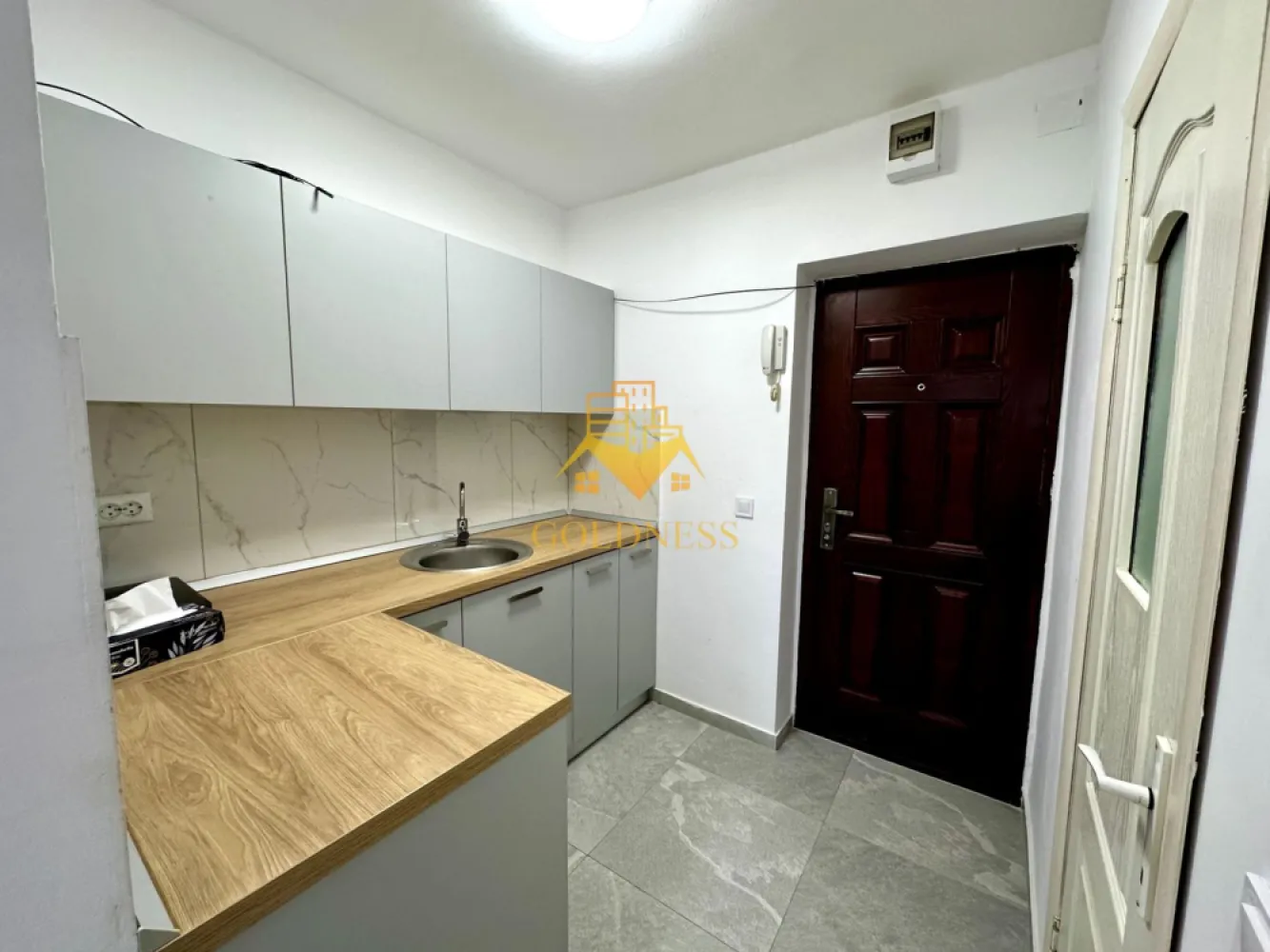 1 camera, Marasti, Expo Transilvania, Aurel Vlaicu, Iulius Mall - GOLDNESS Imobiliare vă propune spre închiriere un apartament cu 1 camere complet mobilat și utilat, la etajul2 într-un imobil de 4 etaje, în Cartierul Marasti.
Se află în apropierea stațiilor de transport în comun, magazine, restaurante, spații verzi, farmacii, etc. 

Apartamentul este compartimentat astfel:
 - camera cu pat matrimonial, dressing, noptiere
 - bucătărie complet utilată și mobilată
 - baie cu cabina de dus, calorifer port prosop și dulap pentru depozitare.

Imobilul este dotat cu toate cele necesare- termoficare, frigider, aragaz, hotă, mașină de spălat haine, etc. 

Dacă sunteți interesați de acest apartament și doriți să îl vizionați, dar și pentru alte oferte nu ezitați să ne contactați telefonic sau prin e-mail. Vă stăm la dispoziție!
Pentru intermediere se percepe un comision de 50% din prețul chiriei!