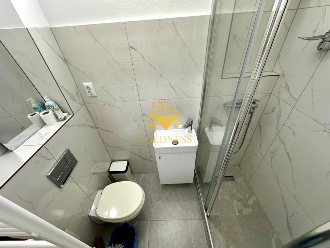 1 camera, Marasti, Expo Transilvania, Aurel Vlaicu, Iulius Mall - GOLDNESS Imobiliare vă propune spre închiriere un apartament cu 1 camere complet mobilat și utilat, la etajul2 într-un imobil de 4 etaje, în Cartierul Marasti.
Se află în apropierea stațiilor de transport în comun, magazine, restaurante, spații verzi, farmacii, etc. 

Apartamentul este compartimentat astfel:
 - camera cu pat matrimonial, dressing, noptiere
 - bucătărie complet utilată și mobilată
 - baie cu cabina de dus, calorifer port prosop și dulap pentru depozitare.

Imobilul este dotat cu toate cele necesare- termoficare, frigider, aragaz, hotă, mașină de spălat haine, etc. 

Dacă sunteți interesați de acest apartament și doriți să îl vizionați, dar și pentru alte oferte nu ezitați să ne contactați telefonic sau prin e-mail. Vă stăm la dispoziție!
Pentru intermediere se percepe un comision de 50% din prețul chiriei!