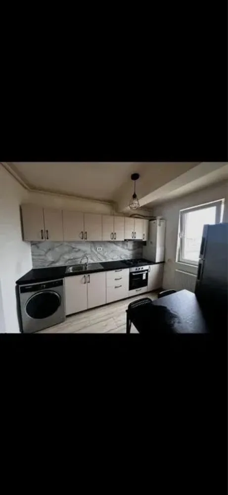Garsoniera de Vanzare - 33 mp - Zona Drumul Fermei - Se oferă spre vânzare o garsonieră cochetă și modern amenajată, situată in zona Drumul Fermei, în Popești-Leordeni, ideală atât pentru locuit, cât și pentru investiție.

📐 Suprafață utilă: 33 mp
 - ETAJ 2/2
🛋 Complet mobilată și utilată
🚗 Loc de parcare inclus
✨ Amenajare în stil boutique, cu finisaje moderne și atmosferă elegantă

Garsoniera este compartimentată eficient, luminoasă și pregătită pentru mutare imediată. Dispune de mobilier atent ales, electrocasnice necesare și un design interior modern, care oferă confort și funcționalitate.

📍 Zonă liniștită, cu acces rapid către mijloace de transport, magazine, restaurante și puncte de interes.

Ideală pentru:

✔ Cupluri
✔ Persoane singure
✔ Investiție pentru închiriere

Pentru mai multe detalii sau programarea unei vizionări, vă rog să mă contactați.

AlexxImob ESTATE

TEL. 0751454742