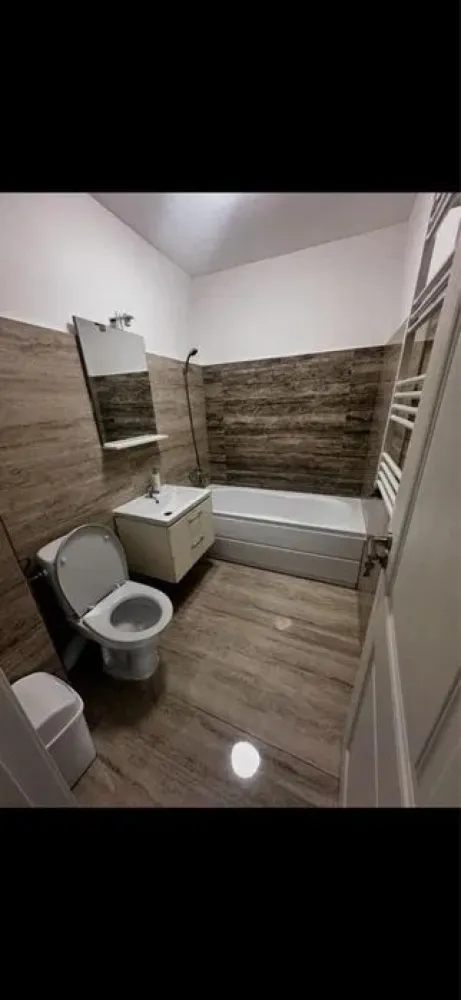 Garsoniera de Vanzare - 33 mp - Zona Drumul Fermei - Se oferă spre vânzare o garsonieră cochetă și modern amenajată, situată in zona Drumul Fermei, în Popești-Leordeni, ideală atât pentru locuit, cât și pentru investiție.

📐 Suprafață utilă: 33 mp
 - ETAJ 2/2
🛋 Complet mobilată și utilată
🚗 Loc de parcare inclus
✨ Amenajare în stil boutique, cu finisaje moderne și atmosferă elegantă

Garsoniera este compartimentată eficient, luminoasă și pregătită pentru mutare imediată. Dispune de mobilier atent ales, electrocasnice necesare și un design interior modern, care oferă confort și funcționalitate.

📍 Zonă liniștită, cu acces rapid către mijloace de transport, magazine, restaurante și puncte de interes.

Ideală pentru:

✔ Cupluri
✔ Persoane singure
✔ Investiție pentru închiriere

Pentru mai multe detalii sau programarea unei vizionări, vă rog să mă contactați.

AlexxImob ESTATE

TEL. 0751454742