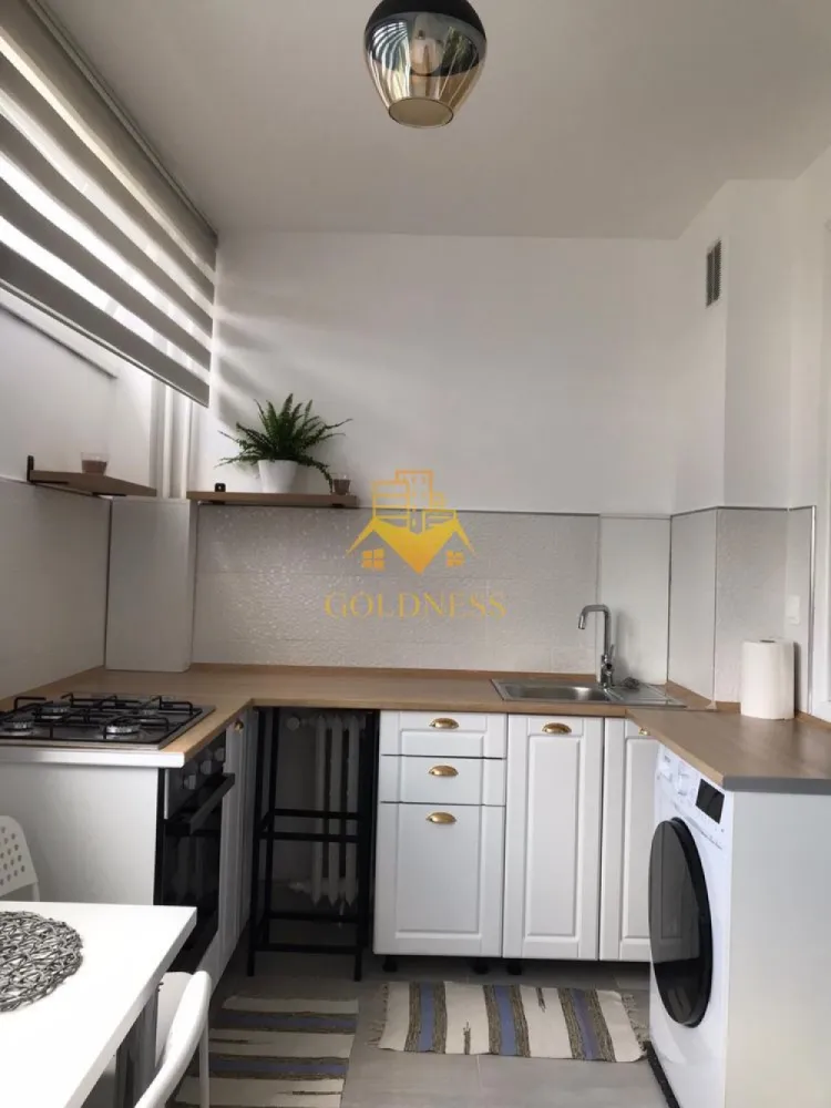 1 camera, Manastur, Minerva, Gr. Alexandrescu, UMF, USAMV, MC, Flora - GOLDNESS Imobiliare vă propune spre închiriere un apartament cu 1 camere complet mobilat și utilat, la etajul 8 într-un imobil de 10 etaje, în Cartierul Manastur.
Se află în apropierea stațiilor de transport în comun, magazine, restaurante, spații verzi, farmacii, etc. 

Apartamentul este compartimentat astfel:
 - camera cu canapea extensibilă, dressing, noptiere
 - bucătărie complet utilată și mobilată, loc de servit masa 
 - baie cu cada, calorifer port prosop și dulap pentru depozitare.
 - balcon 2mp.

Imobilul este dotat cu toate cele necesare- termoficare, frigider, aragaz, hotă, mașină de spălat haine, etc. 

Dacă sunteți interesați de acest apartament și doriți să îl vizionați, dar și pentru alte oferte nu ezitați să ne contactați telefonic sau prin e-mail. Vă stăm la dispoziție!
Pentru intermediere se percepe un comision de 50% din prețul chiriei!