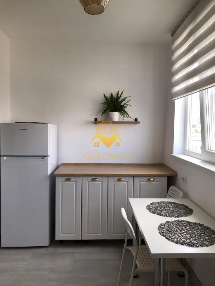 1 camera, Manastur, Minerva, Gr. Alexandrescu, UMF, USAMV, MC, Flora - GOLDNESS Imobiliare vă propune spre închiriere un apartament cu 1 camere complet mobilat și utilat, la etajul 8 într-un imobil de 10 etaje, în Cartierul Manastur.
Se află în apropierea stațiilor de transport în comun, magazine, restaurante, spații verzi, farmacii, etc. 

Apartamentul este compartimentat astfel:
 - camera cu canapea extensibilă, dressing, noptiere
 - bucătărie complet utilată și mobilată, loc de servit masa 
 - baie cu cada, calorifer port prosop și dulap pentru depozitare.
 - balcon 2mp.

Imobilul este dotat cu toate cele necesare- termoficare, frigider, aragaz, hotă, mașină de spălat haine, etc. 

Dacă sunteți interesați de acest apartament și doriți să îl vizionați, dar și pentru alte oferte nu ezitați să ne contactați telefonic sau prin e-mail. Vă stăm la dispoziție!
Pentru intermediere se percepe un comision de 50% din prețul chiriei!