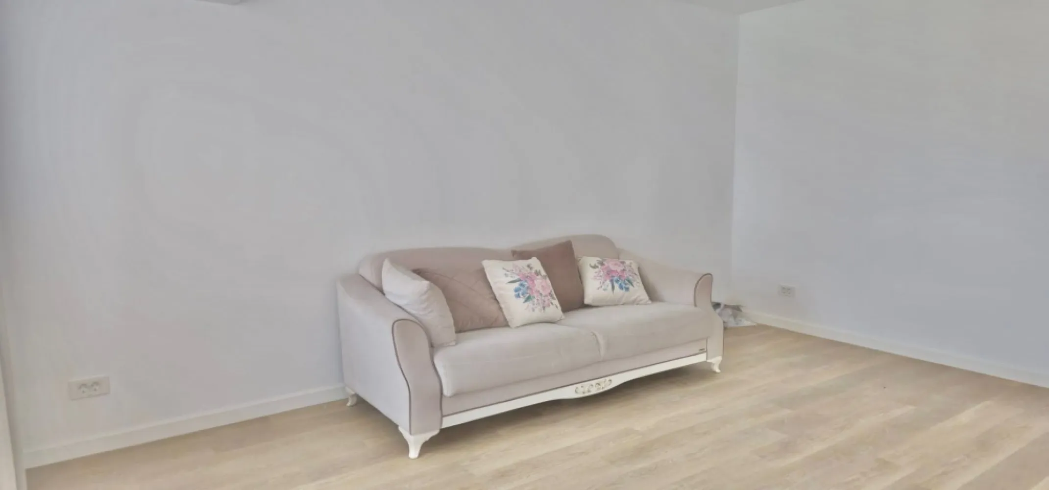 Exclusivitate - Apartament 3 camere, 92 mp - Faleza Dunarii, COMISION 0% - Descoperă oportunitatea perfectă de a trăi în inima Galațiului, pe prestigioasa Faleză Superioară a Dunării! Îți prezentăm un apartament de lux, exclusivist, cu 3 camere, care îți va oferi confort și eleganță într-un ambient de neegalat. Caracteristici remarcabile: - Suprafață generoasă de 77,5 mp utili, total 92 mp, pentru un spațiu de locuit desăvârșit - Etaj superior, cu vedere panoramică spectaculoasă către munții Macinului - Construcție din 1990, complet renovat în 2025, cu finisaje premium și finisaje moderne - Încălzire în pardoseală pentru un confort termic deosebit - Trei aparate de aer condiționat pentru o temperatură perfectă în orice sezon - Geamuri tricamerale și tâmplărie exterioară de înaltă calitate pentru izolare fonică și termică - Uși culisante pe balcon, pentru un aspect modern și funcționalitate - Pardoseală laminată de calitate superioară - Două băi, fiecare cu geam pentru ventilație naturală și prospețime Preț propus pentru tranzactionare: 169.500 euro negociabil Se acceptă credit ipotecar sau imobiliar. Avantaje exclusive: - Comision 0% de la cumpărător - Vânzare în exclusivitate, garantând seriozitate și transparență Pentru mai multe detalii și programări, te invităm să contactezi: Liliana Ene - 0746.252.252 Aceasta proprietate este prezentată în exclusivitate de Mag Invest. Nu rata șansa de a deveni proprietarul unei locuințe de vis, cu vedere panoramică și finisaje premium, în cel mai căutat cartier al Galațiului! }}