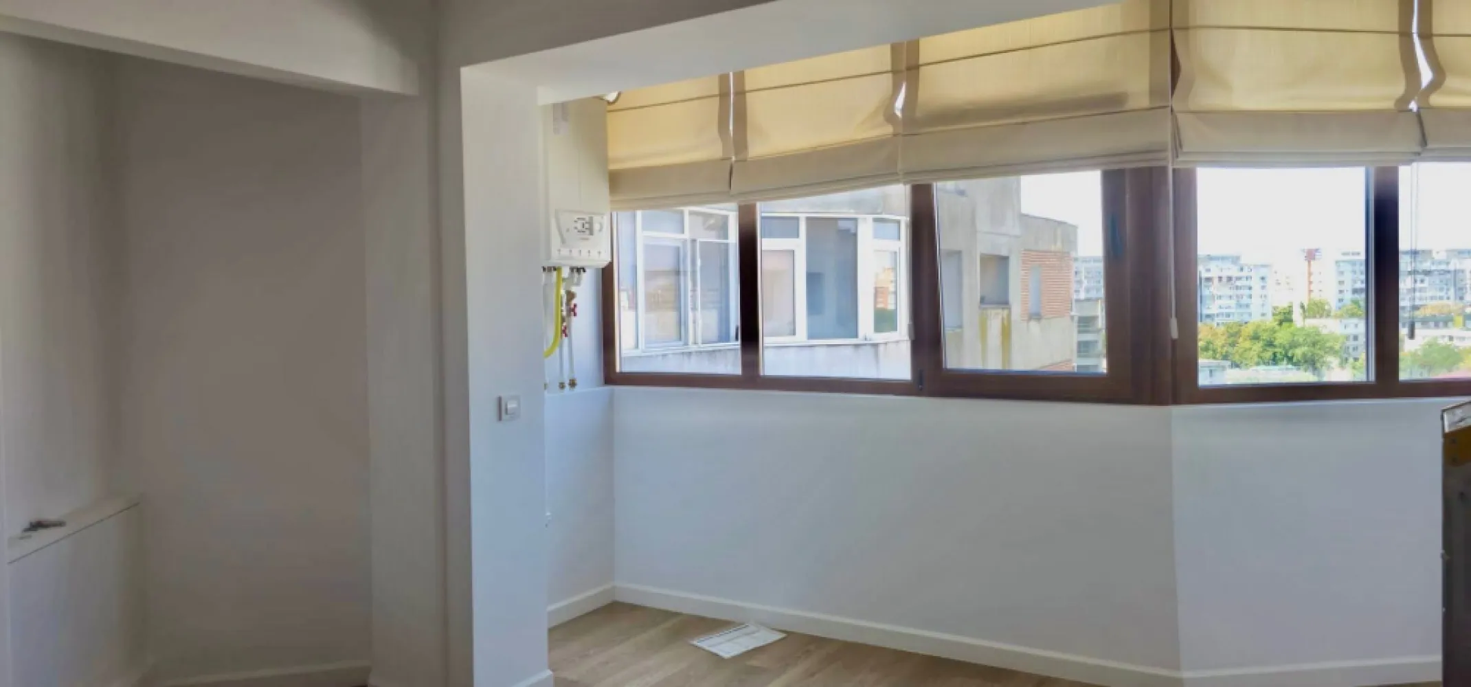 Exclusivitate - Apartament 3 camere, 92 mp - Faleza Dunarii, COMISION 0% - Descoperă oportunitatea perfectă de a trăi în inima Galațiului, pe prestigioasa Faleză Superioară a Dunării! Îți prezentăm un apartament de lux, exclusivist, cu 3 camere, care îți va oferi confort și eleganță într-un ambient de neegalat. Caracteristici remarcabile: - Suprafață generoasă de 77,5 mp utili, total 92 mp, pentru un spațiu de locuit desăvârșit - Etaj superior, cu vedere panoramică spectaculoasă către munții Macinului - Construcție din 1990, complet renovat în 2025, cu finisaje premium și finisaje moderne - Încălzire în pardoseală pentru un confort termic deosebit - Trei aparate de aer condiționat pentru o temperatură perfectă în orice sezon - Geamuri tricamerale și tâmplărie exterioară de înaltă calitate pentru izolare fonică și termică - Uși culisante pe balcon, pentru un aspect modern și funcționalitate - Pardoseală laminată de calitate superioară - Două băi, fiecare cu geam pentru ventilație naturală și prospețime Preț propus pentru tranzactionare: 169.500 euro negociabil Se acceptă credit ipotecar sau imobiliar. Avantaje exclusive: - Comision 0% de la cumpărător - Vânzare în exclusivitate, garantând seriozitate și transparență Pentru mai multe detalii și programări, te invităm să contactezi: Liliana Ene - 0746.252.252 Aceasta proprietate este prezentată în exclusivitate de Mag Invest. Nu rata șansa de a deveni proprietarul unei locuințe de vis, cu vedere panoramică și finisaje premium, în cel mai căutat cartier al Galațiului! }}