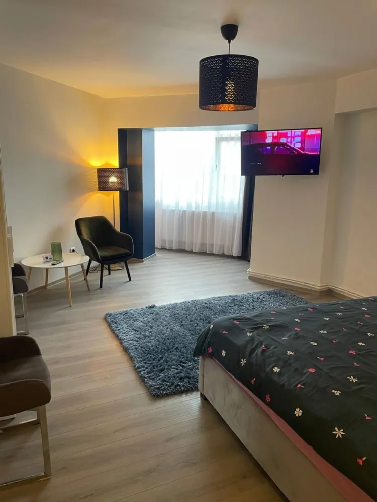 Apartament cu o camera – Faleza Dunarii, langa Union Jack, 44 mp - Disponibil in exclusivitate prin MAG Invest, acest apartament cu o camera ofera o oportunitate rara de a locui intr-una dintre cele mai cautate zone ale orasului – Faleza Dunarii, langa Union Jack. Detalii proprietate: • Suprafata utila: 44 mp • Etaj: 7 din 8 • Renovare recenta, finisaje moderne • Mobilat si utilat complet, pregatit pentru mutare imediata • Acces rapid la promenada Falezei Pret: 75.000 EUR (negociabil) Se accepta achizitie prin credit ipotecar. Avantaje: • Exclusivitate de vanzare – oferta disponibila doar prin MAG Invest • Zona premium, in apropiere de restaurante, spatii verzi si transport public • Apartament luminos si spatios, ideal pentru locuinta personala sau investitie Contact - MAG Invest – Ene Liliana - Telefon: 0746 252 252 }}