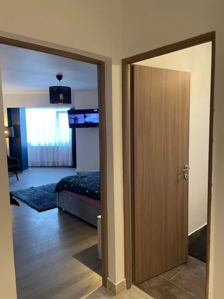 Apartament cu o camera – Faleza Dunarii, langa Union Jack, 44 mp - Disponibil in exclusivitate prin MAG Invest, acest apartament cu o camera ofera o oportunitate rara de a locui intr-una dintre cele mai cautate zone ale orasului – Faleza Dunarii, langa Union Jack. Detalii proprietate: • Suprafata utila: 44 mp • Etaj: 7 din 8 • Renovare recenta, finisaje moderne • Mobilat si utilat complet, pregatit pentru mutare imediata • Acces rapid la promenada Falezei Pret: 75.000 EUR (negociabil) Se accepta achizitie prin credit ipotecar. Avantaje: • Exclusivitate de vanzare – oferta disponibila doar prin MAG Invest • Zona premium, in apropiere de restaurante, spatii verzi si transport public • Apartament luminos si spatios, ideal pentru locuinta personala sau investitie Contact - MAG Invest – Ene Liliana - Telefon: 0746 252 252 }}