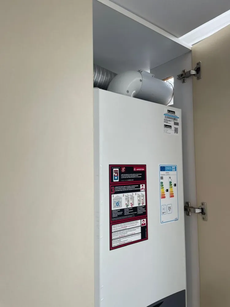 Apartament cu o camera – Faleza Dunarii, langa Union Jack, 44 mp - Disponibil in exclusivitate prin MAG Invest, acest apartament cu o camera ofera o oportunitate rara de a locui intr-una dintre cele mai cautate zone ale orasului – Faleza Dunarii, langa Union Jack. Detalii proprietate: • Suprafata utila: 44 mp • Etaj: 7 din 8 • Renovare recenta, finisaje moderne • Mobilat si utilat complet, pregatit pentru mutare imediata • Acces rapid la promenada Falezei Pret: 75.000 EUR (negociabil) Se accepta achizitie prin credit ipotecar. Avantaje: • Exclusivitate de vanzare – oferta disponibila doar prin MAG Invest • Zona premium, in apropiere de restaurante, spatii verzi si transport public • Apartament luminos si spatios, ideal pentru locuinta personala sau investitie Contact - MAG Invest – Ene Liliana - Telefon: 0746 252 252 }}