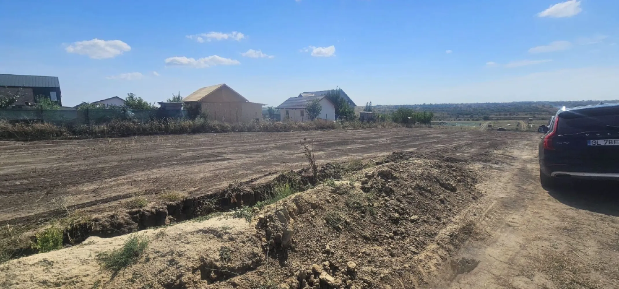 Teren de vanzare – Sat Costi, ideal pentru constructii sau investitii - Vânzare teren extravilan – Sat Costi, 250 mp, front stradal 14,5 ml Mag Invest oferă spre vânzare un teren extravilan situat în satul Costi, cu destinație ideală pentru construcții individuale. Terenul are o suprafață totală de 250 mp, cu front stradal de 14,5 ml și acces facil din drum pietruit. Utilități: Apă la limita proprietății Curent electric în imediata vecinătate Zona este liniștită, cu vecinătăți formate din locuințe noi și terenuri similare, ideală pentru dezvoltare rezidențială. Preț de vânzare: 9.700 € Contact: Ene Marian – 0740 949 871 - Mag Invest }}