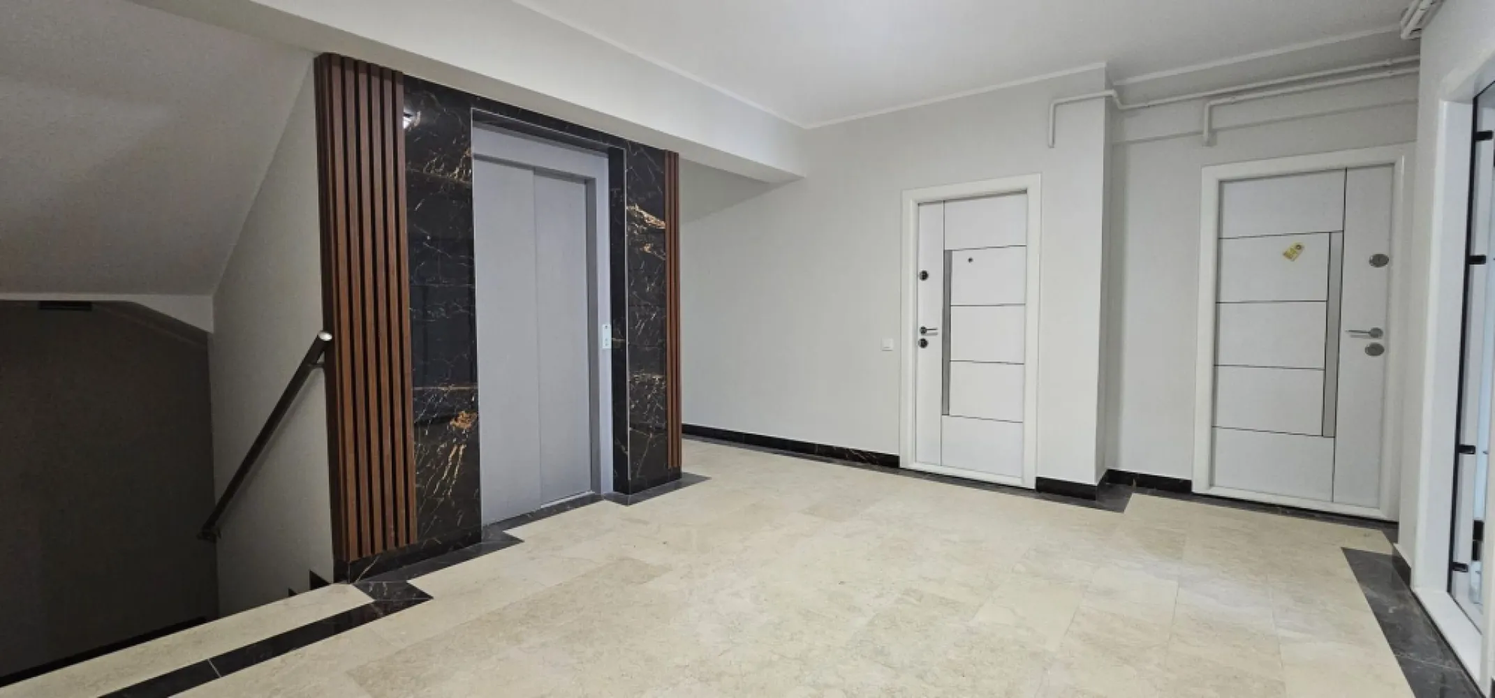 Apartamente noi de inchiriat – Complex Roka Traian, Piata Centrala - Va propunem spre inchiriere 2 apartamente cu 2 camere situate intr-un complex rezidential nou, modern, aflat pe strada Traian nr. 1, intr-o zona centrala si usor accesibila. Imobilul este construit cu materiale premium si beneficiaza de dotari si finisaje de inalta calitate. Disponibilitati: - Etaj 1 – Apartament 2 camere, 62 mp - Etaj 2 – Apartament 2 camere, 68 mp Dotari si beneficii: - Finisaje premium - Pereti exteriori din caramida Porotherm, pereti interiori din BCA - ALA – Adapost protectie civila - Fiecare apartament poate fi personalizat dupa preferintele clientului - Centrala termica individuala - Incalzire in pardoseala - Bai complet echipate - Aer conditionat Inverter - Tamplarie Salamander Tripan - Glafuri din marmura - Contorizare individuala (apa, gaz, curent) - Scari si casa scarii placate cu marmura - Lift modern - Locuri de parcare disponibile – subterane si supraterane - Video interfon - Curte privata inchisa, supravegheata video Se inchiriaza cu bucataria mobilata la pretul de 550 euro - pentru birouri/locuit Apartamentele sunt propuse si spre vanzare - etaj 1, 61 mp, 2 camere, 139000 euro, negociabil, etaj 2 - 68 mp, 2 camere, bucatarie mobilata, 145.000 euro. Preturi si informatii suplimentare: Ene Liliana - 0746.252.252 MAG Invest }}