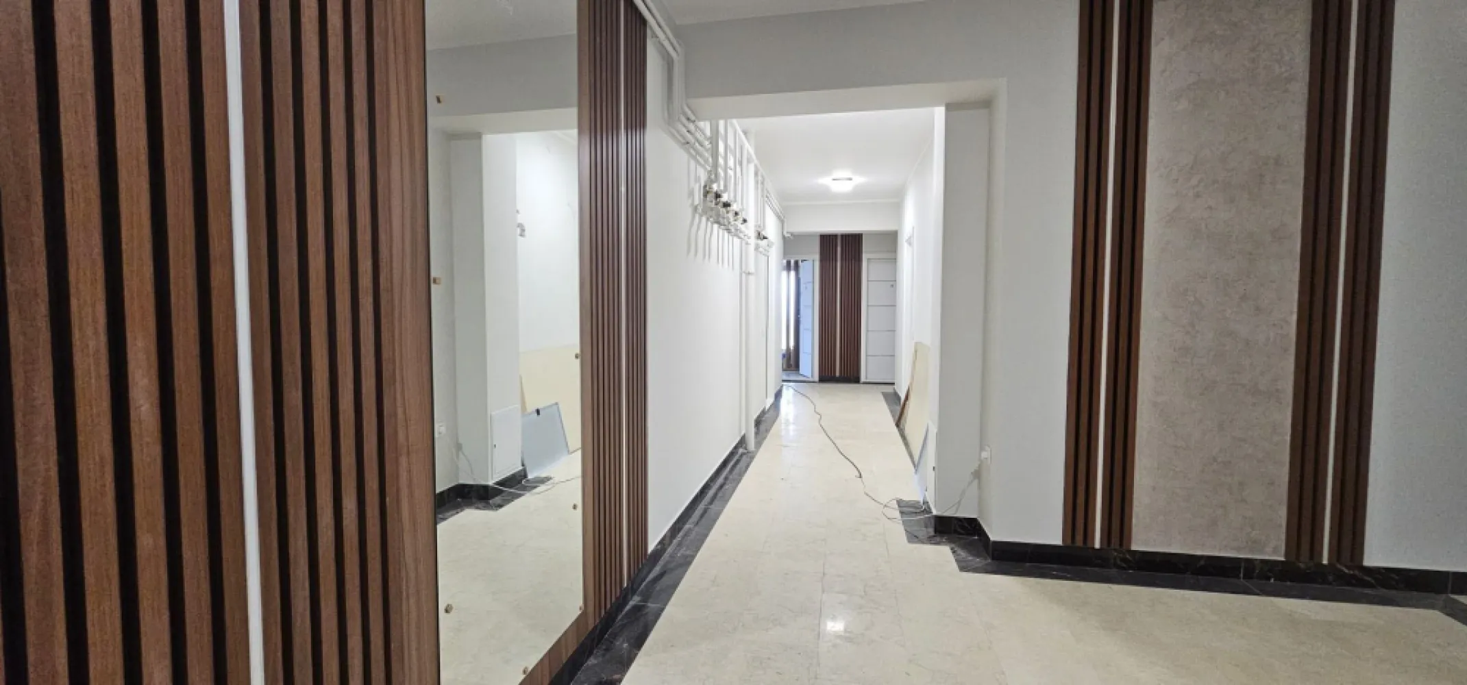 Apartamente noi de inchiriat – Complex Roka Traian, Piata Centrala - Va propunem spre inchiriere 2 apartamente cu 2 camere situate intr-un complex rezidential nou, modern, aflat pe strada Traian nr. 1, intr-o zona centrala si usor accesibila. Imobilul este construit cu materiale premium si beneficiaza de dotari si finisaje de inalta calitate. Disponibilitati: - Etaj 1 – Apartament 2 camere, 62 mp - Etaj 2 – Apartament 2 camere, 68 mp Dotari si beneficii: - Finisaje premium - Pereti exteriori din caramida Porotherm, pereti interiori din BCA - ALA – Adapost protectie civila - Fiecare apartament poate fi personalizat dupa preferintele clientului - Centrala termica individuala - Incalzire in pardoseala - Bai complet echipate - Aer conditionat Inverter - Tamplarie Salamander Tripan - Glafuri din marmura - Contorizare individuala (apa, gaz, curent) - Scari si casa scarii placate cu marmura - Lift modern - Locuri de parcare disponibile – subterane si supraterane - Video interfon - Curte privata inchisa, supravegheata video Se inchiriaza cu bucataria mobilata la pretul de 550 euro - pentru birouri/locuit Apartamentele sunt propuse si spre vanzare - etaj 1, 61 mp, 2 camere, 139000 euro, negociabil, etaj 2 - 68 mp, 2 camere, bucatarie mobilata, 145.000 euro. Preturi si informatii suplimentare: Ene Liliana - 0746.252.252 MAG Invest }}