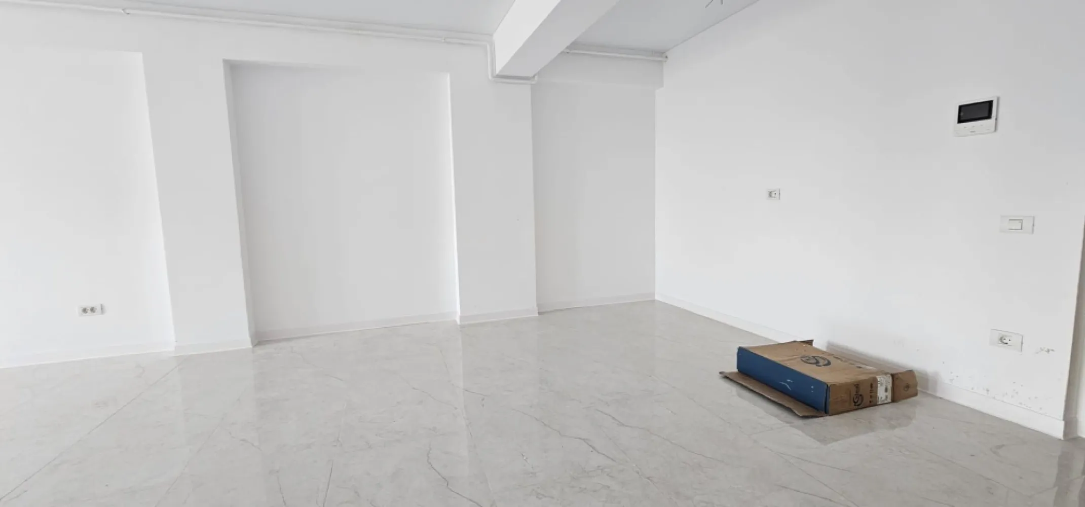 Apartamente noi de inchiriat – Complex Roka Traian, Piata Centrala - Va propunem spre inchiriere 2 apartamente cu 2 camere situate intr-un complex rezidential nou, modern, aflat pe strada Traian nr. 1, intr-o zona centrala si usor accesibila. Imobilul este construit cu materiale premium si beneficiaza de dotari si finisaje de inalta calitate. Disponibilitati: - Etaj 1 – Apartament 2 camere, 62 mp - Etaj 2 – Apartament 2 camere, 68 mp Dotari si beneficii: - Finisaje premium - Pereti exteriori din caramida Porotherm, pereti interiori din BCA - ALA – Adapost protectie civila - Fiecare apartament poate fi personalizat dupa preferintele clientului - Centrala termica individuala - Incalzire in pardoseala - Bai complet echipate - Aer conditionat Inverter - Tamplarie Salamander Tripan - Glafuri din marmura - Contorizare individuala (apa, gaz, curent) - Scari si casa scarii placate cu marmura - Lift modern - Locuri de parcare disponibile – subterane si supraterane - Video interfon - Curte privata inchisa, supravegheata video Se inchiriaza cu bucataria mobilata la pretul de 550 euro - pentru birouri/locuit Apartamentele sunt propuse si spre vanzare - etaj 1, 61 mp, 2 camere, 139000 euro, negociabil, etaj 2 - 68 mp, 2 camere, bucatarie mobilata, 145.000 euro. Preturi si informatii suplimentare: Ene Liliana - 0746.252.252 MAG Invest }}