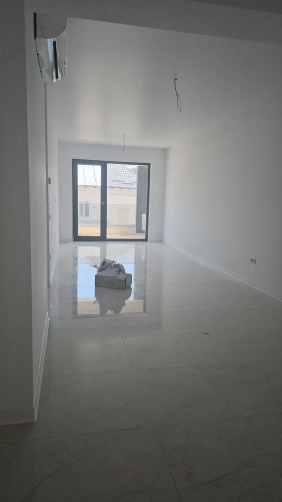 Apartamente noi de inchiriat – Complex Roka Traian, Piata Centrala - Va propunem spre inchiriere 2 apartamente cu 2 camere situate intr-un complex rezidential nou, modern, aflat pe strada Traian nr. 1, intr-o zona centrala si usor accesibila. Imobilul este construit cu materiale premium si beneficiaza de dotari si finisaje de inalta calitate. Disponibilitati: - Etaj 1 – Apartament 2 camere, 62 mp - Etaj 2 – Apartament 2 camere, 68 mp Dotari si beneficii: - Finisaje premium - Pereti exteriori din caramida Porotherm, pereti interiori din BCA - ALA – Adapost protectie civila - Fiecare apartament poate fi personalizat dupa preferintele clientului - Centrala termica individuala - Incalzire in pardoseala - Bai complet echipate - Aer conditionat Inverter - Tamplarie Salamander Tripan - Glafuri din marmura - Contorizare individuala (apa, gaz, curent) - Scari si casa scarii placate cu marmura - Lift modern - Locuri de parcare disponibile – subterane si supraterane - Video interfon - Curte privata inchisa, supravegheata video Se inchiriaza cu bucataria mobilata la pretul de 550 euro - pentru birouri/locuit Apartamentele sunt propuse si spre vanzare - etaj 1, 61 mp, 2 camere, 139000 euro, negociabil, etaj 2 - 68 mp, 2 camere, bucatarie mobilata, 145.000 euro. Preturi si informatii suplimentare: Ene Liliana - 0746.252.252 MAG Invest }}