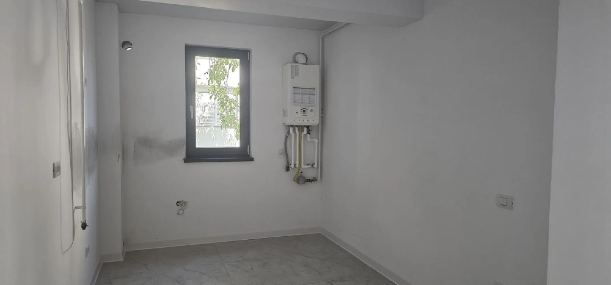 Apartamente noi de inchiriat – Complex Roka Traian, Piata Centrala - Va propunem spre inchiriere 2 apartamente cu 2 camere situate intr-un complex rezidential nou, modern, aflat pe strada Traian nr. 1, intr-o zona centrala si usor accesibila. Imobilul este construit cu materiale premium si beneficiaza de dotari si finisaje de inalta calitate. Disponibilitati: - Etaj 1 – Apartament 2 camere, 62 mp - Etaj 2 – Apartament 2 camere, 68 mp Dotari si beneficii: - Finisaje premium - Pereti exteriori din caramida Porotherm, pereti interiori din BCA - ALA – Adapost protectie civila - Fiecare apartament poate fi personalizat dupa preferintele clientului - Centrala termica individuala - Incalzire in pardoseala - Bai complet echipate - Aer conditionat Inverter - Tamplarie Salamander Tripan - Glafuri din marmura - Contorizare individuala (apa, gaz, curent) - Scari si casa scarii placate cu marmura - Lift modern - Locuri de parcare disponibile – subterane si supraterane - Video interfon - Curte privata inchisa, supravegheata video Se inchiriaza cu bucataria mobilata la pretul de 550 euro - pentru birouri/locuit Apartamentele sunt propuse si spre vanzare - etaj 1, 61 mp, 2 camere, 139000 euro, negociabil, etaj 2 - 68 mp, 2 camere, bucatarie mobilata, 145.000 euro. Preturi si informatii suplimentare: Ene Liliana - 0746.252.252 MAG Invest }}