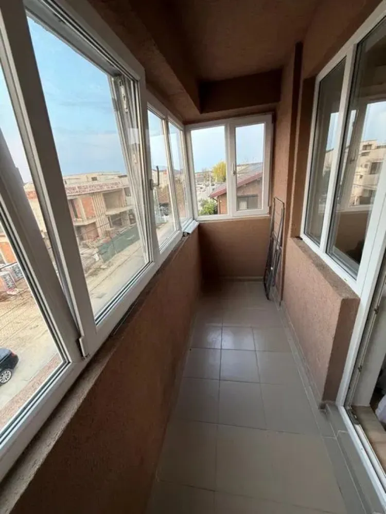 Garsoniera de Vanzare - 33 mp - Zona Drumul Fermei - Se oferă spre vânzare o garsonieră cochetă și modern amenajată, situată in zona Drumul Fermei, în Popești-Leordeni, ideală atât pentru locuit, cât și pentru investiție.

📐 Suprafață utilă: 33 mp
 - ETAJ 2/2
🛋 Complet mobilată și utilată
🚗 Loc de parcare inclus
✨ Amenajare în stil boutique, cu finisaje moderne și atmosferă elegantă

Garsoniera este compartimentată eficient, luminoasă și pregătită pentru mutare imediată. Dispune de mobilier atent ales, electrocasnice necesare și un design interior modern, care oferă confort și funcționalitate.

📍 Zonă liniștită, cu acces rapid către mijloace de transport, magazine, restaurante și puncte de interes.

Ideală pentru:

✔ Cupluri
✔ Persoane singure
✔ Investiție pentru închiriere

Pentru mai multe detalii sau programarea unei vizionări, vă rog să mă contactați.

AlexxImob ESTATE

TEL. 0751454742