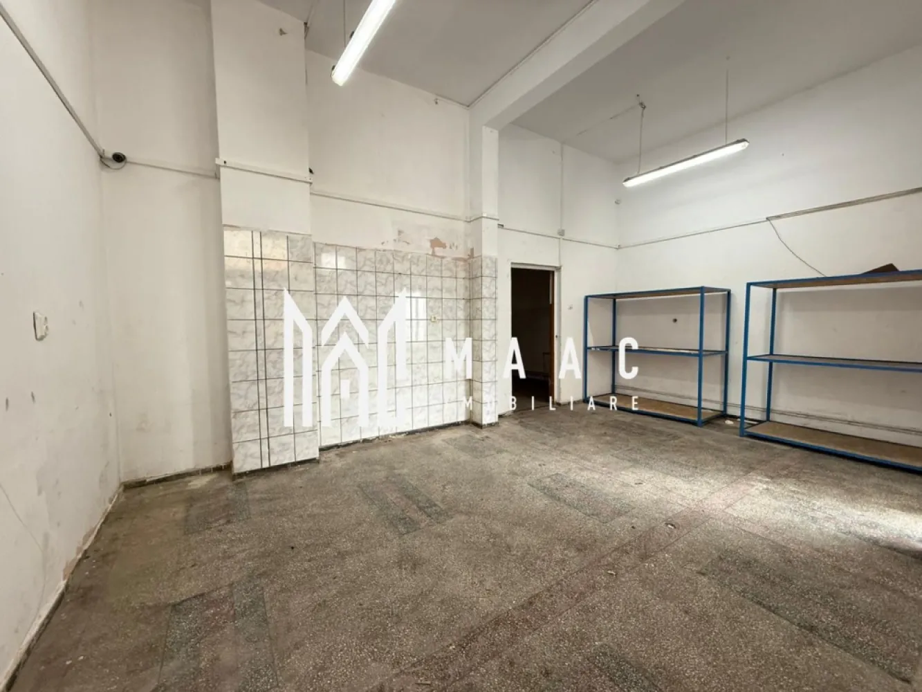 Spatiu comercial | 65MP | Parcare | Stefan cel Mare - MAAC Imobiliare ofera spre inchiriere spatiu pretabil pentru activitati comerciale in zona Stefan cel Mare (reper - magazinul Simpa). Spatiul este compartimentat astfel: o incapere spatioasa la intrare (26,5 mp) si inca una de 5,13 mp, o incapere cu o cale de acces in partea din spate (28,1 mp) si grup sanitar (5,14 mp). Incalzirea se face cu centrala proprie si calorifere. Contorizarea este separata. Disponibilitate imediata. Se inchiriaza pe o perioada de minim 12 luni. Se percepe garantie in cuantumul unei chirii lunare. Pentru mai multe detalii va rugam specificati telefonic: CP2849518 }}