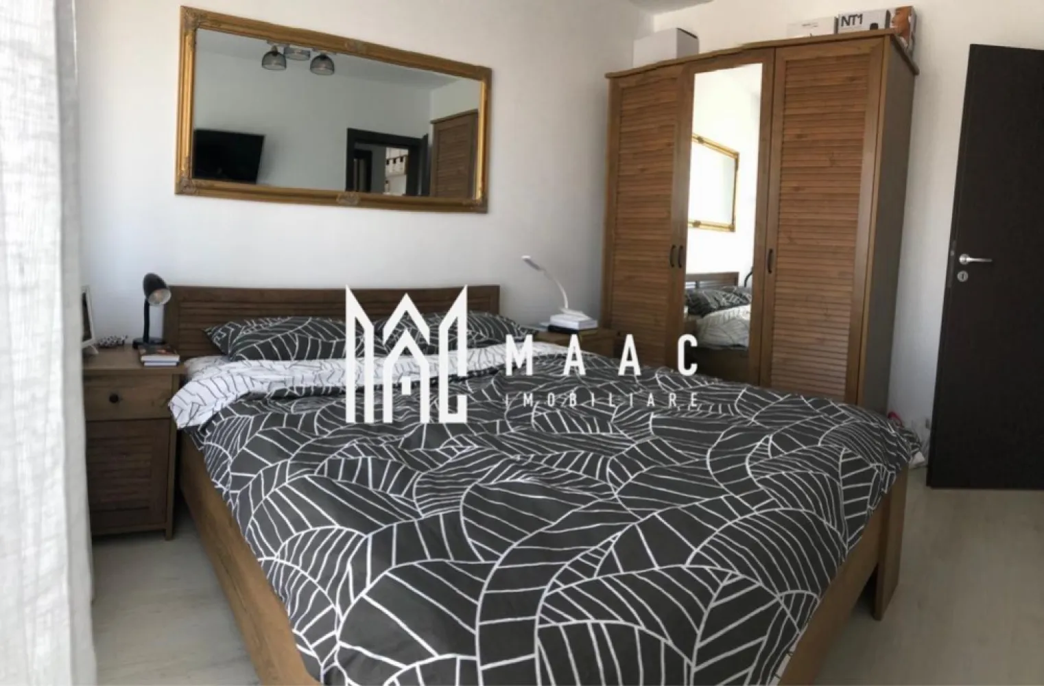 Apartament de vânzare Sibiu 3 camere | Turnișor | terasă 50 mp - Apartament cu 3 camere decomandat în Turnișor, Sibiu, situat la etajul 4 din 4, cu 60 mp utili, terasă de 50 mp și două locuri de parcare.

Detalii proprietate:
• Suprafață utilă: 60 mp
• Suprafață construită: 72 mp
• Compartimentare: 3 camere, 2 dormitoare, 1 baie, 1 bucătărie
• Etaj 4 din 4
• Imobil finalizat, construit în anul 2020
• Stare interioară: bună
• Terasă de 50 mp
• Două locuri de parcare exterioare
• Complet mobilat și utilat
• Bucătărie echipată complet
• Aer condiționat Gree și frigider LG Side by Side
• Disponibil imediat

Apartamentul este amplasat în ansamblul rezidențial Belvedere Residence, într-o zonă liniștită și în dezvoltare din Turnișor. Proprietatea are acces rapid către centrul orașului, centre comerciale, școli, grădinițe, mijloace de transport și principalele puncte de interes.

Cod anunț CP3197891. Contactați-ne pentru o vizionare și pentru detalii suplimentare.