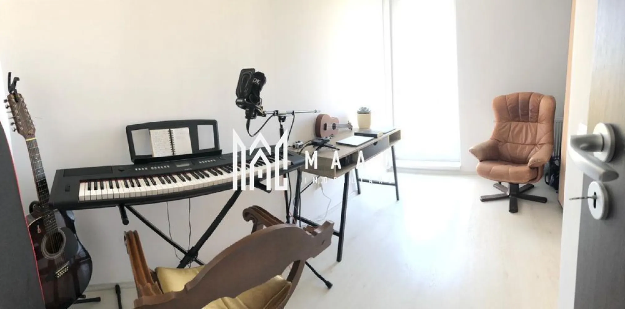 Apartament de vânzare Sibiu 3 camere | Turnișor | terasă 50 mp - Apartament cu 3 camere decomandat în Turnișor, Sibiu, situat la etajul 4 din 4, cu 60 mp utili, terasă de 50 mp și două locuri de parcare.

Detalii proprietate:
• Suprafață utilă: 60 mp
• Suprafață construită: 72 mp
• Compartimentare: 3 camere, 2 dormitoare, 1 baie, 1 bucătărie
• Etaj 4 din 4
• Imobil finalizat, construit în anul 2020
• Stare interioară: bună
• Terasă de 50 mp
• Două locuri de parcare exterioare
• Complet mobilat și utilat
• Bucătărie echipată complet
• Aer condiționat Gree și frigider LG Side by Side
• Disponibil imediat

Apartamentul este amplasat în ansamblul rezidențial Belvedere Residence, într-o zonă liniștită și în dezvoltare din Turnișor. Proprietatea are acces rapid către centrul orașului, centre comerciale, școli, grădinițe, mijloace de transport și principalele puncte de interes.

Cod anunț CP3197891. Contactați-ne pentru o vizionare și pentru detalii suplimentare.