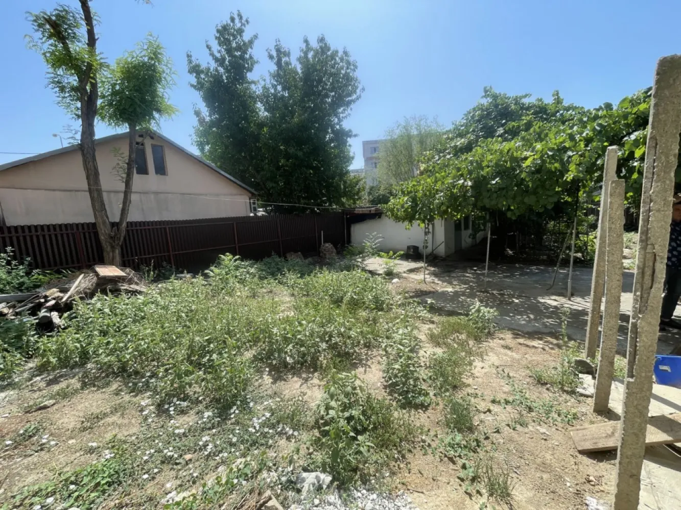 Casa de inchiriat, Micro 17 - curte spatioasa, loc de parcare - Va propunem spre inchiriere un apartament cu 1 camera, situat la curte, in zona Piata Micro 17. Apartamentul este decomandat si dispune de bucatarie si baie proprie, oferind confort si intimitate. Curtea este generoasa, perfecta pentru relaxare, si include loc de parcare in interior. Zona: Piata Micro 17 Chirie: 1300 lei/luna Garantie: 1300 lei Comision agentie - standard Pentru detalii si vizionari: Ene Liliana - 0746.252.252 - Mag Invest }}