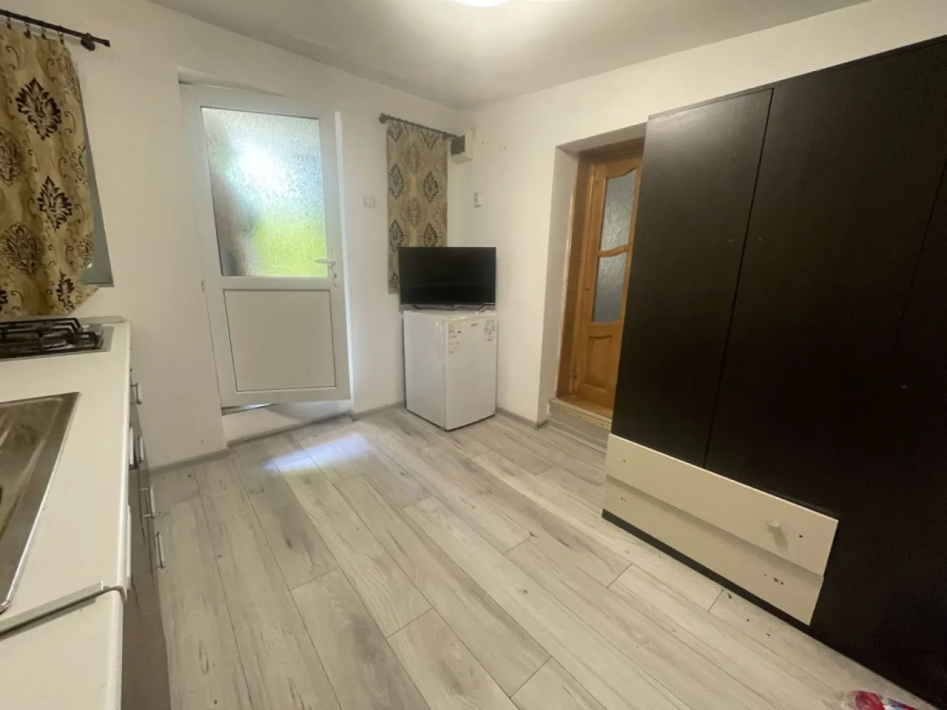 Casa de inchiriat, Micro 17 - curte spatioasa, loc de parcare - Va propunem spre inchiriere un apartament cu 1 camera, situat la curte, in zona Piata Micro 17. Apartamentul este decomandat si dispune de bucatarie si baie proprie, oferind confort si intimitate. Curtea este generoasa, perfecta pentru relaxare, si include loc de parcare in interior. Zona: Piata Micro 17 Chirie: 1300 lei/luna Garantie: 1300 lei Comision agentie - standard Pentru detalii si vizionari: Ene Liliana - 0746.252.252 - Mag Invest }}