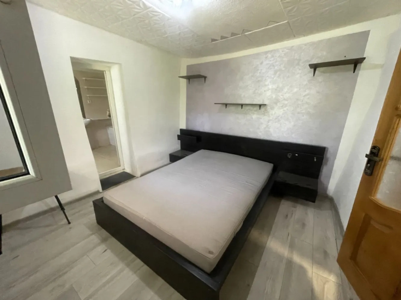 Casa de inchiriat, Micro 17 - curte spatioasa, loc de parcare - Va propunem spre inchiriere un apartament cu 1 camera, situat la curte, in zona Piata Micro 17. Apartamentul este decomandat si dispune de bucatarie si baie proprie, oferind confort si intimitate. Curtea este generoasa, perfecta pentru relaxare, si include loc de parcare in interior. Zona: Piata Micro 17 Chirie: 1300 lei/luna Garantie: 1300 lei Comision agentie - standard Pentru detalii si vizionari: Ene Liliana - 0746.252.252 - Mag Invest }}