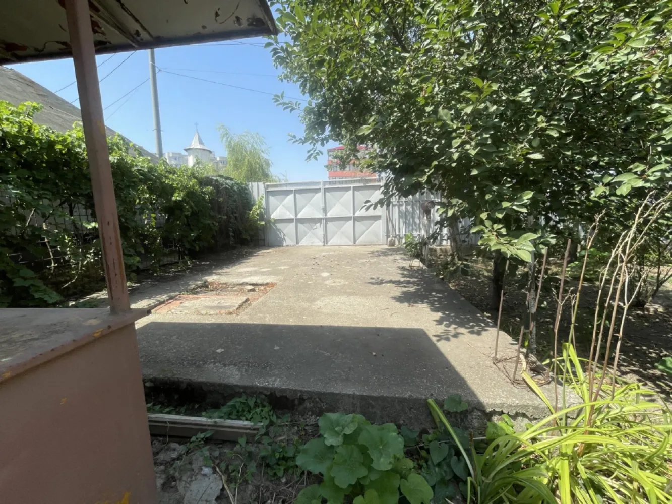 Casa de inchiriat, Micro 17 - curte spatioasa, loc de parcare - Va propunem spre inchiriere un apartament cu 1 camera, situat la curte, in zona Piata Micro 17. Apartamentul este decomandat si dispune de bucatarie si baie proprie, oferind confort si intimitate. Curtea este generoasa, perfecta pentru relaxare, si include loc de parcare in interior. Zona: Piata Micro 17 Chirie: 1300 lei/luna Garantie: 1300 lei Comision agentie - standard Pentru detalii si vizionari: Ene Liliana - 0746.252.252 - Mag Invest }}