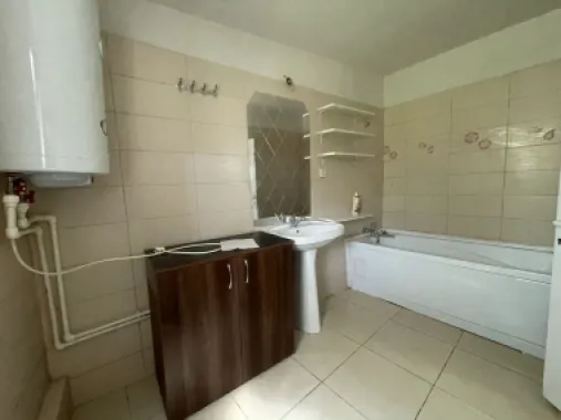 Casa de inchiriat, Micro 17 - curte spatioasa, loc de parcare