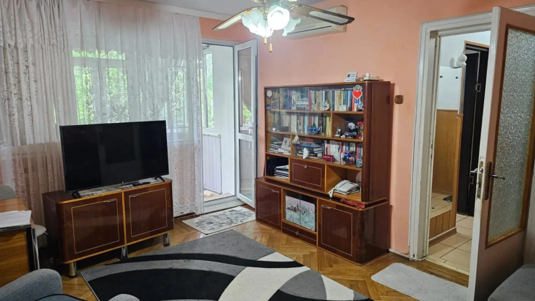 Exclusivitate - 2 camere mobilate si utilate - Tiglina 1 - 49.000 euro - Descoperă confortul și eleganța în inima zonei Tiglina 1, pe strada Saturn! Acest apartament cu două camere, semidecomandat, de 48 mp, reprezintă oportunitatea perfectă pentru cei care doresc să locuiască într-un cartier liniștit, aproape de natură și de facilități. Imobilul se află la doar 2 minute de Grădina Botanică și Faleza Dunării, oferindu-ți un stil de viață relaxant și plin de farmec. Apartamentul dispune de un balcon luminos, ideal pentru momente de relaxare, și este complet dotat cu centrală termică, termopan, gresie, faianță, parchet și o ușă metalică sigură pentru confortul și siguranța ta. Vândut mobilat și utilat, apartamentul se află în stare foarte bună, curat și gata de mutare, necesitând doar investiții minime în igienizare. Este o oportunitate excelentă pentru investiție sau pentru a-ți crea propriul cămin, fiind acceptat credit și fără risc seismic. Prețul de 52.000 euro. Se percepe comision la tranzactionare. Programari si relatii suplimentare la numarul - 0786840840 - Eduard Ene, consilier imobiliar Mag Invest }}