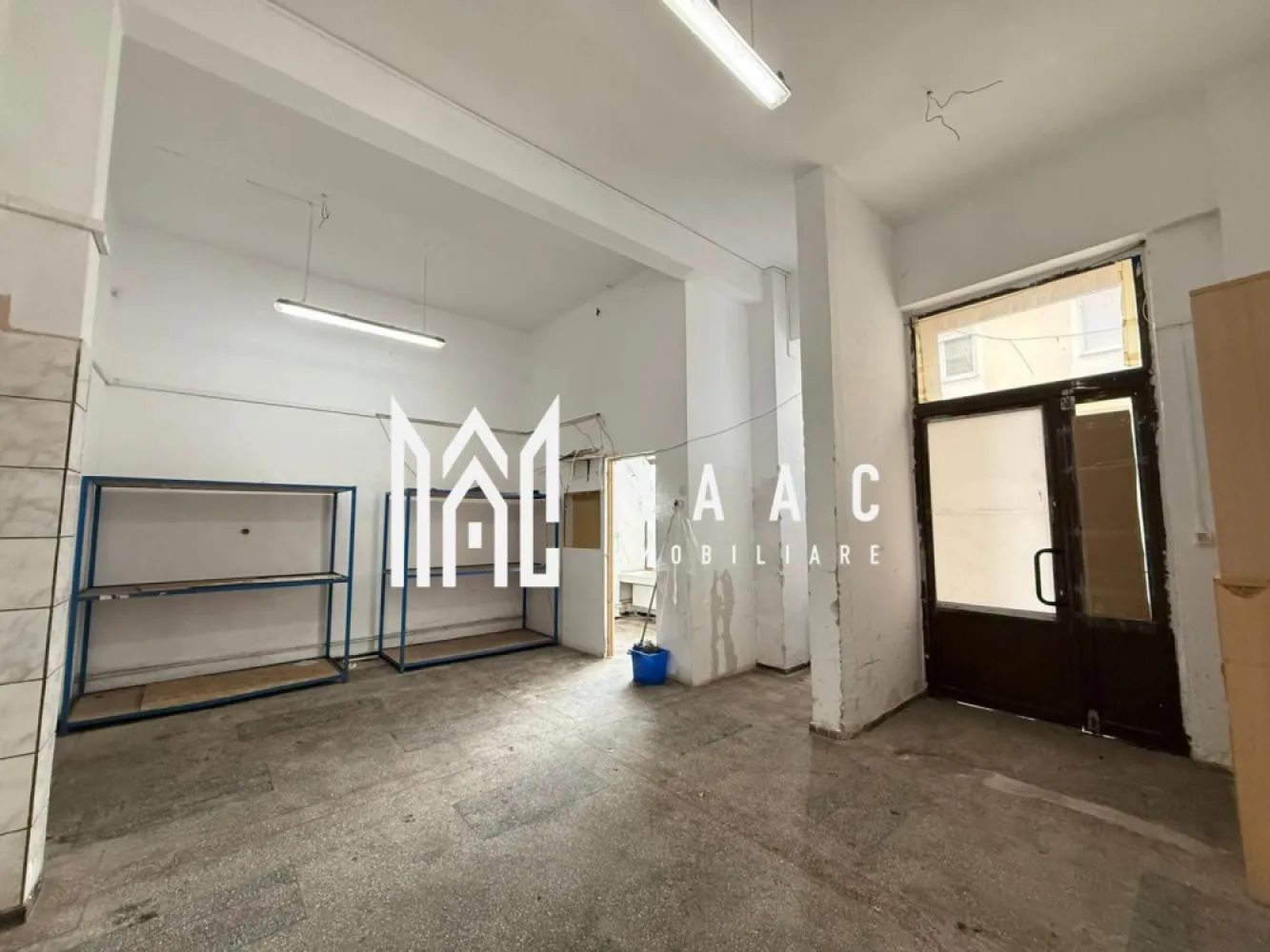 Spatiu comercial | 65MP | Parcare | Stefan cel Mare - MAAC Imobiliare ofera spre inchiriere spatiu pretabil pentru activitati comerciale in zona Stefan cel Mare (reper - magazinul Simpa). Spatiul este compartimentat astfel: o incapere spatioasa la intrare (26,5 mp) si inca una de 5,13 mp, o incapere cu o cale de acces in partea din spate (28,1 mp) si grup sanitar (5,14 mp). Incalzirea se face cu centrala proprie si calorifere. Contorizarea este separata. Disponibilitate imediata. Se inchiriaza pe o perioada de minim 12 luni. Se percepe garantie in cuantumul unei chirii lunare. Pentru mai multe detalii va rugam specificati telefonic: CP2849518 }}
